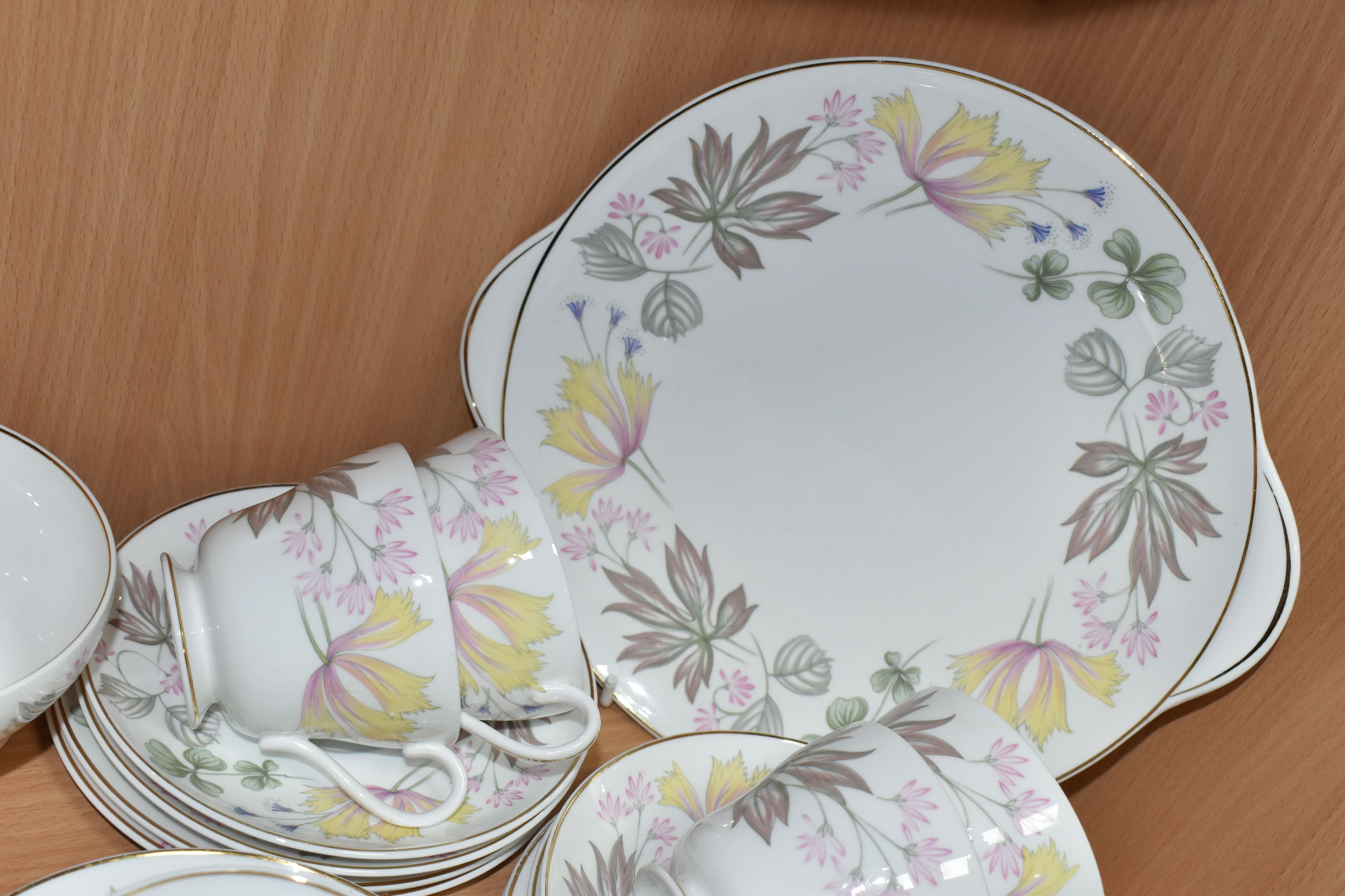 A SHELLEY 'COLUMBINE' 13922 PATTERN TEA SET, comprising a cake plate, sugar bowl, five cups, six - Image 4 of 4