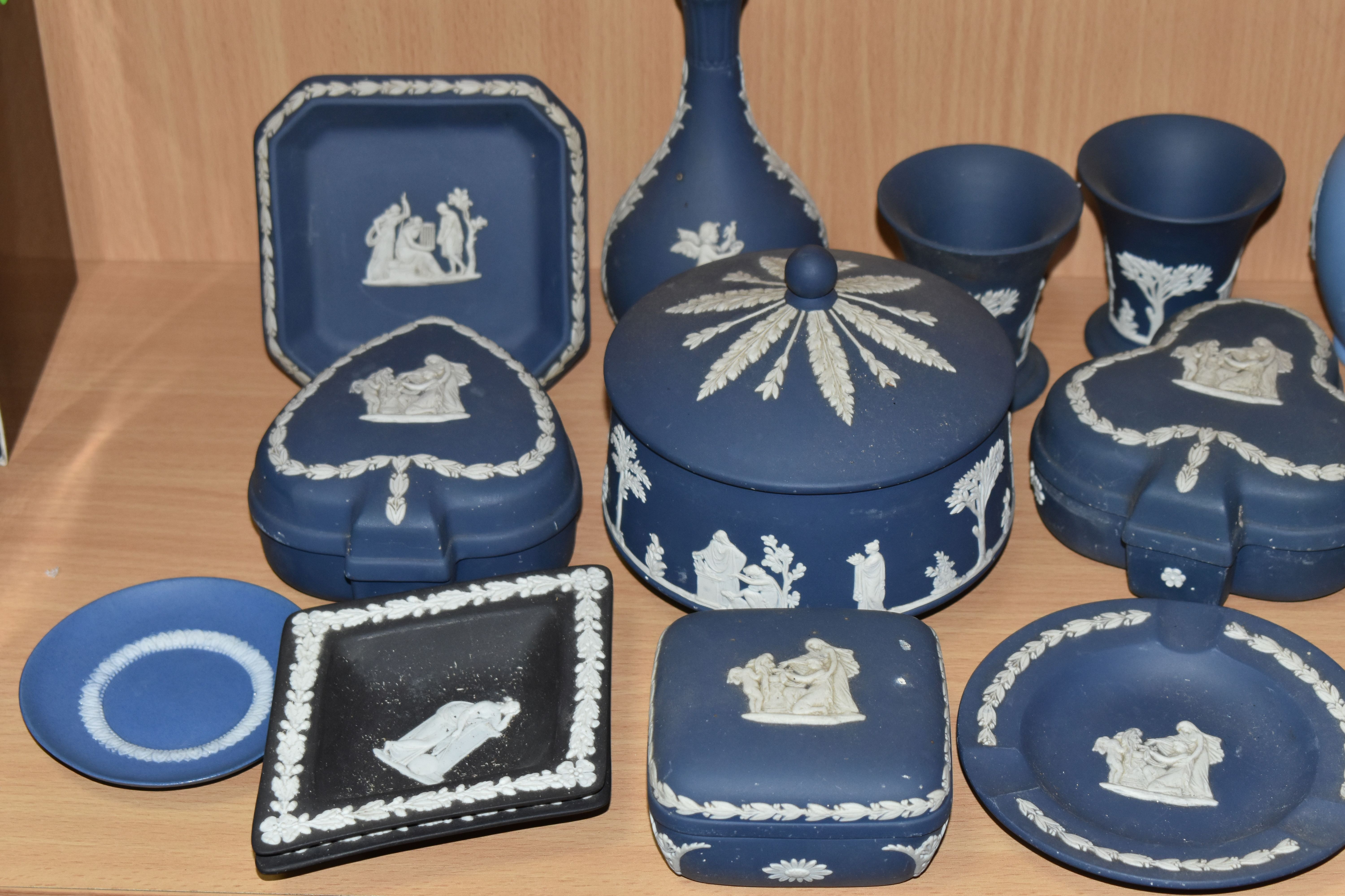 A GROUP OF WEDGWOOD JASPERWARE AND OTHER CERAMICS, comprising nineteen pieces of pale blue, navy - Image 4 of 7