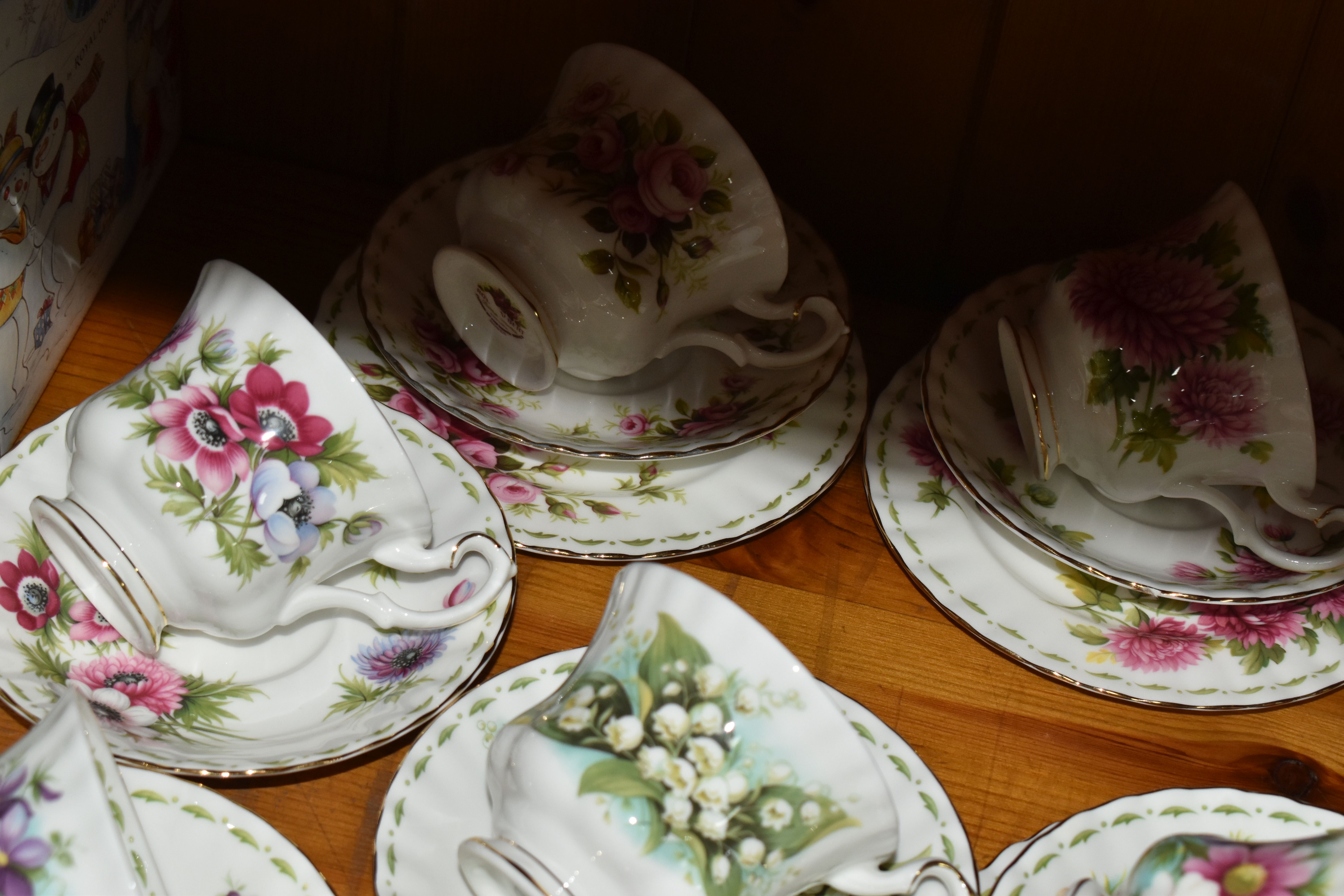 A GROUP OF ROYAL ALBERT 'FLOWER OF THE MONTH SERIES' TEAWARE, comprising a 'Forget Me Not' pattern - Image 3 of 7