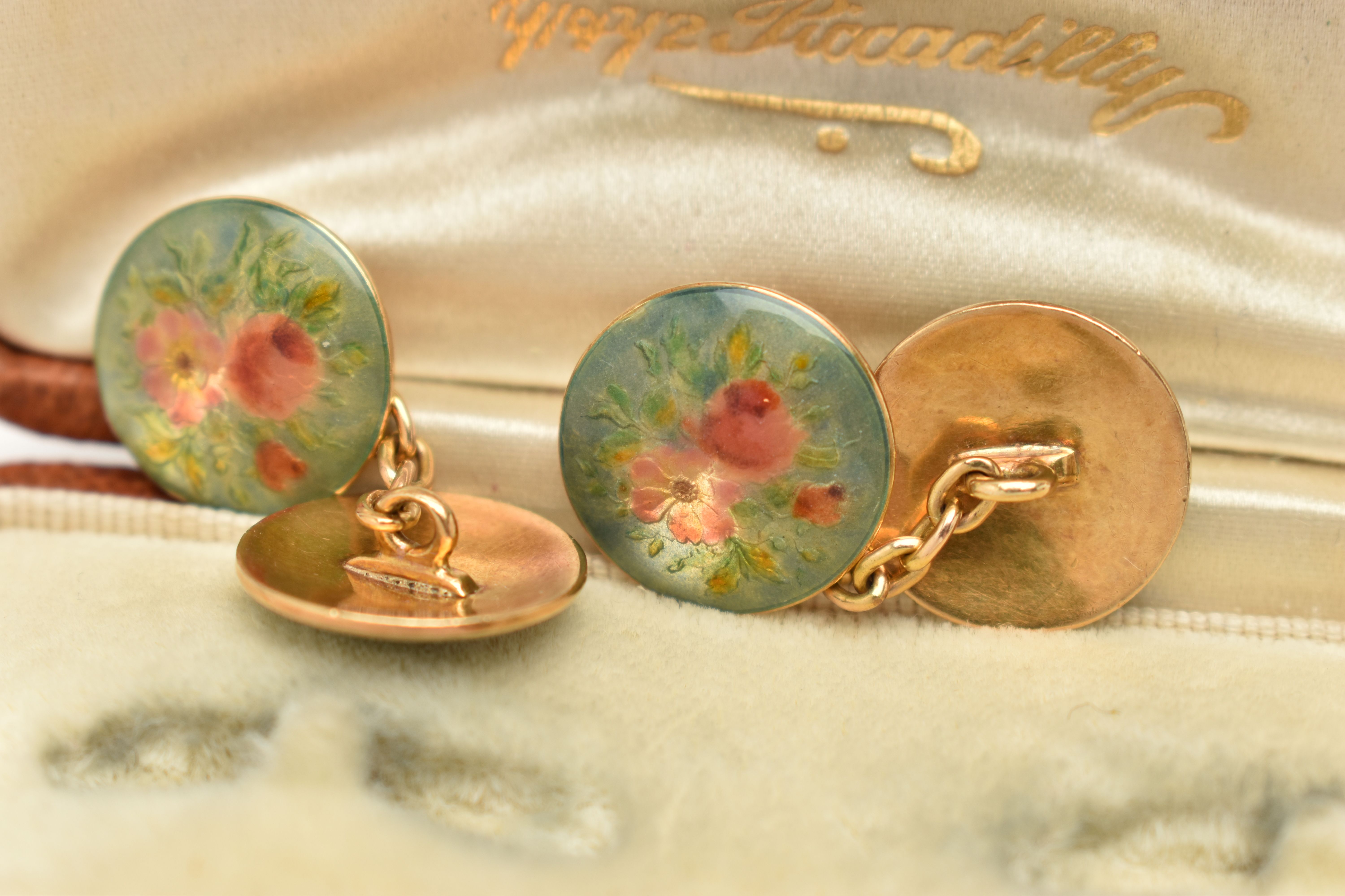 A PAIR OF ENAMEL CUFFLINKS, designed as circular panels with floral enamel decoration and chain link - Image 3 of 3