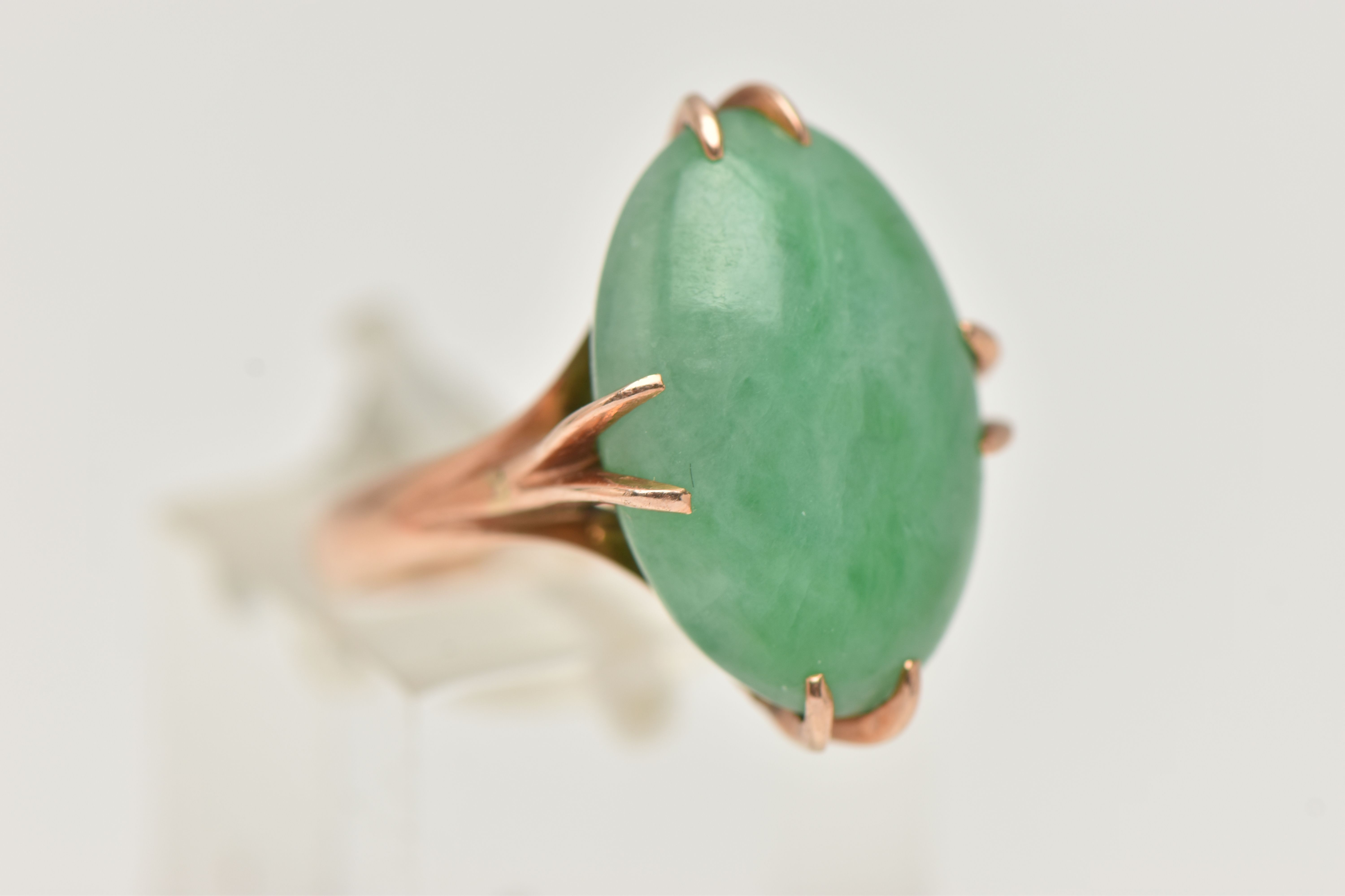 A CHINESE JADE CABOCHON RING, designed as an oval jade cabochon within an eight claw setting to - Bild 4 aus 4