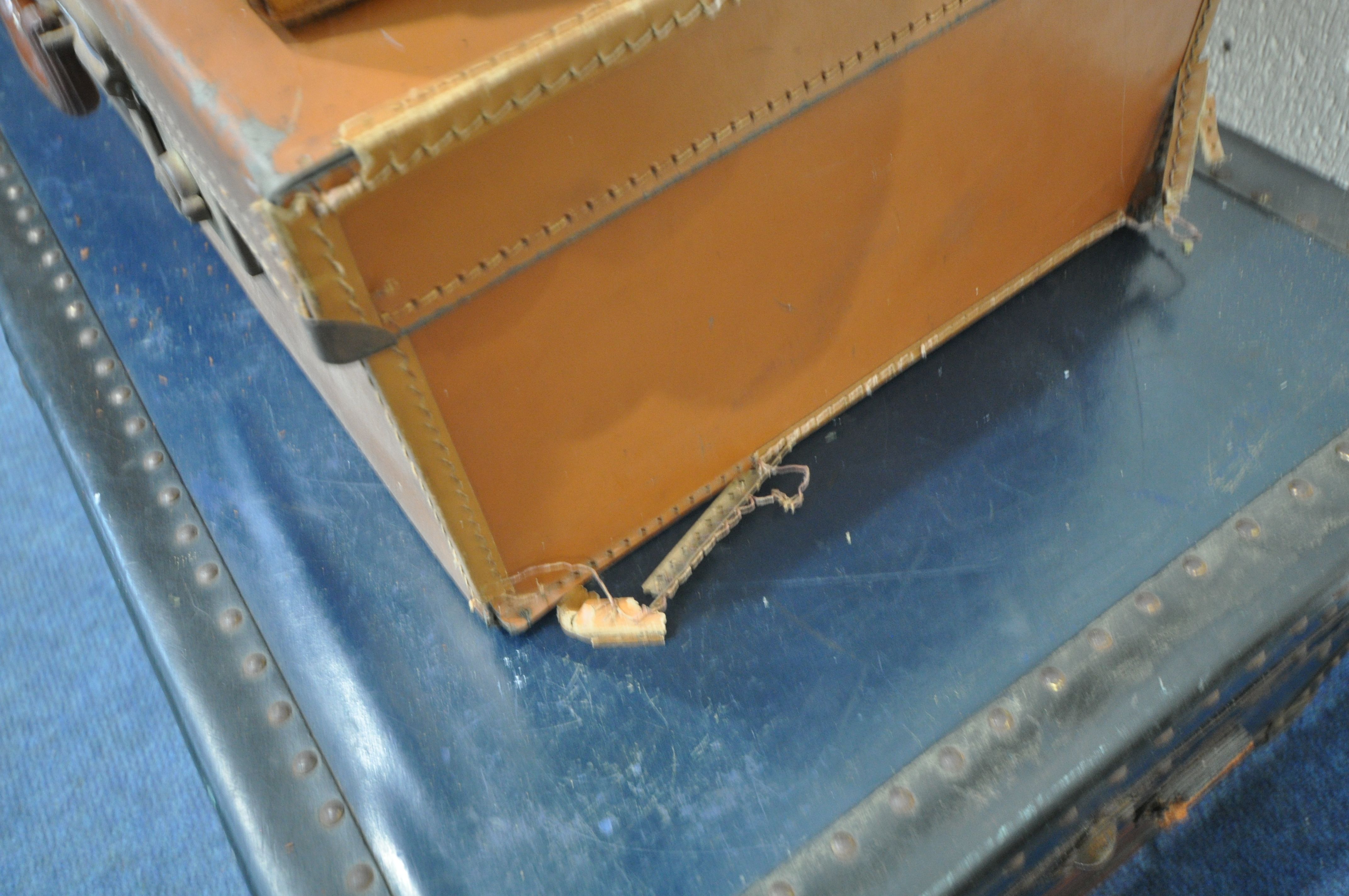 A BLUE RECTANGULAR TRAVELING TRUNK, width 93cm x depth 53cm x height 35cm, two leather cases, a - Image 3 of 4