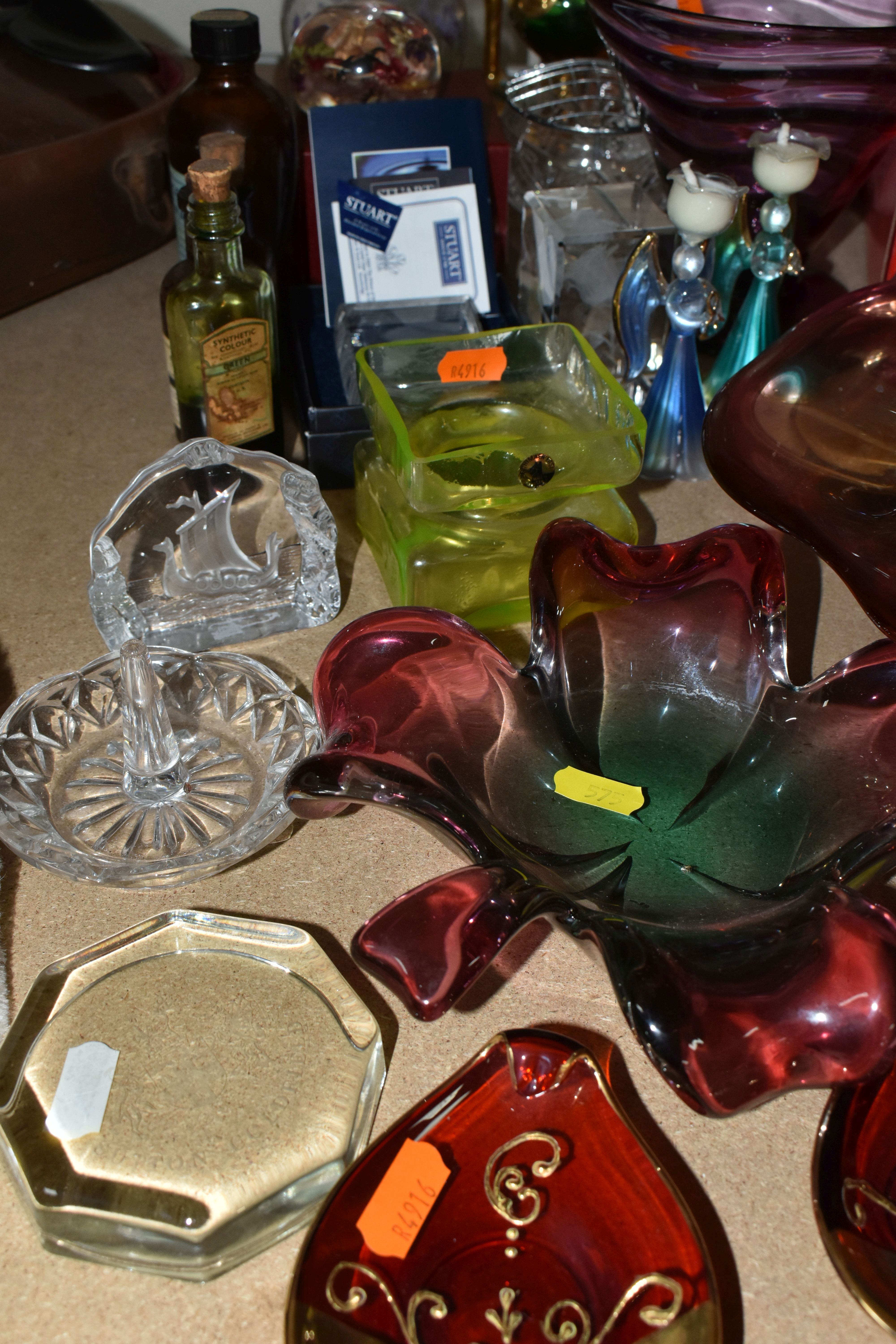 A COLLECTION OF GLASS WARE, to include a purple conical footed vase, possibly Thomas Webb, a - Image 6 of 10
