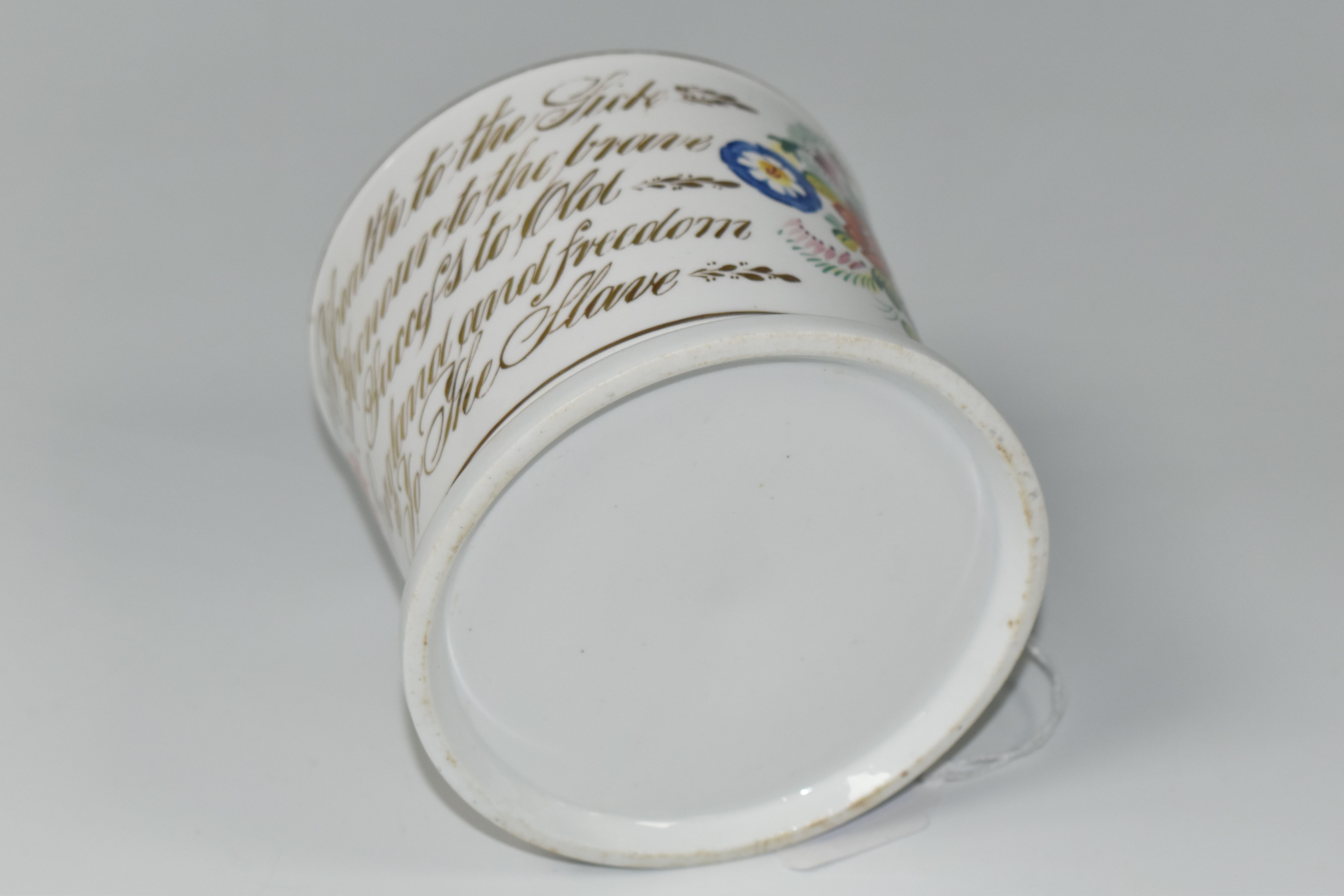 A PORCELAIN ANTI-SLAVERY MUG, bearing gilt script lettering: 'Health to the sick, Honour to the - Image 5 of 5