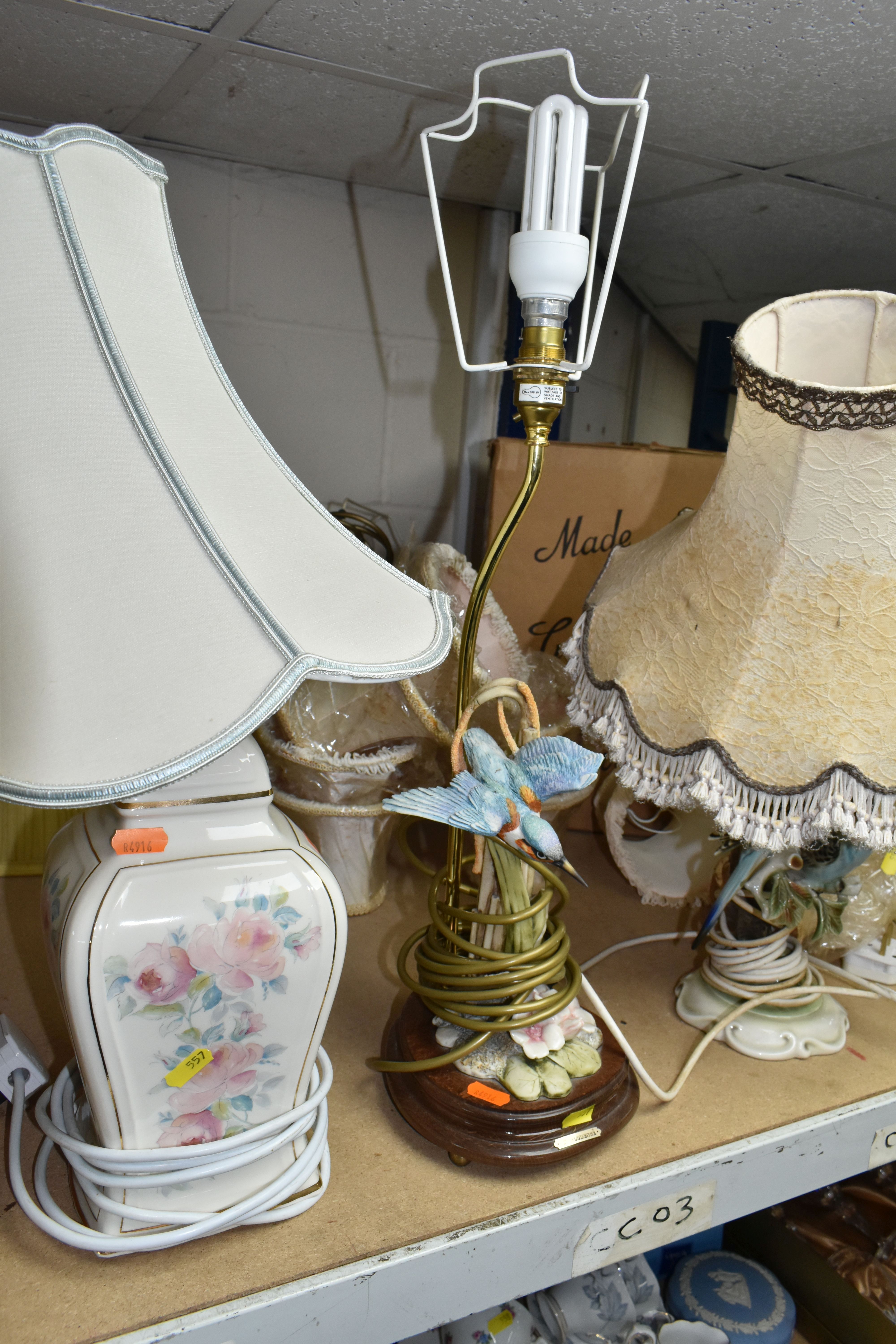 A QUANTITY OF TABLE LAMPS AND VINTAGE LAMPS SHADES, comprising a figural table lamp in the form of - Image 5 of 6