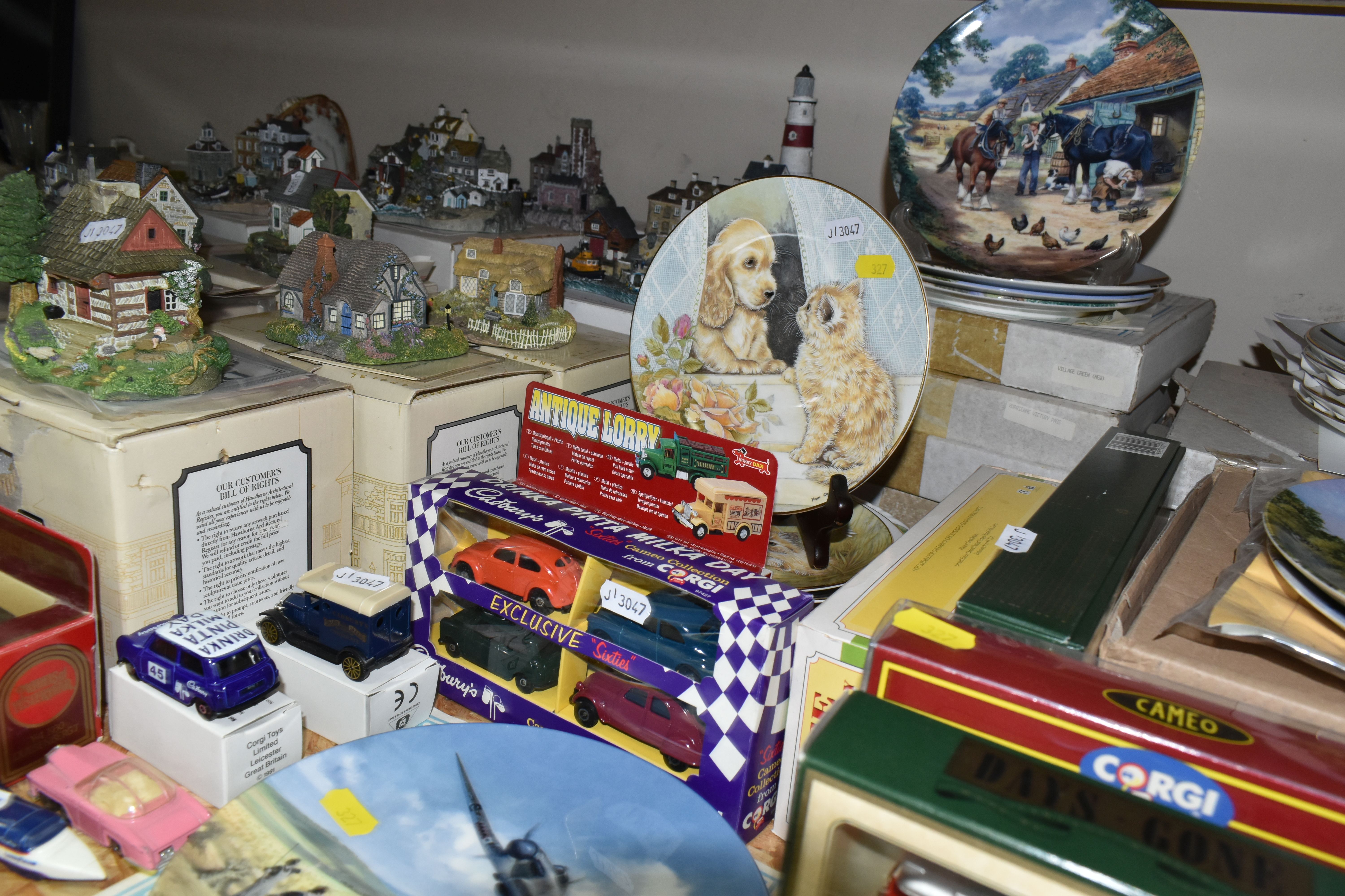 A GROUP OF BOXED COTTAGE SCULPTURES, COLLECTORS PLATES AND DIECAST VEHICLES, to include fourteen - Image 5 of 6