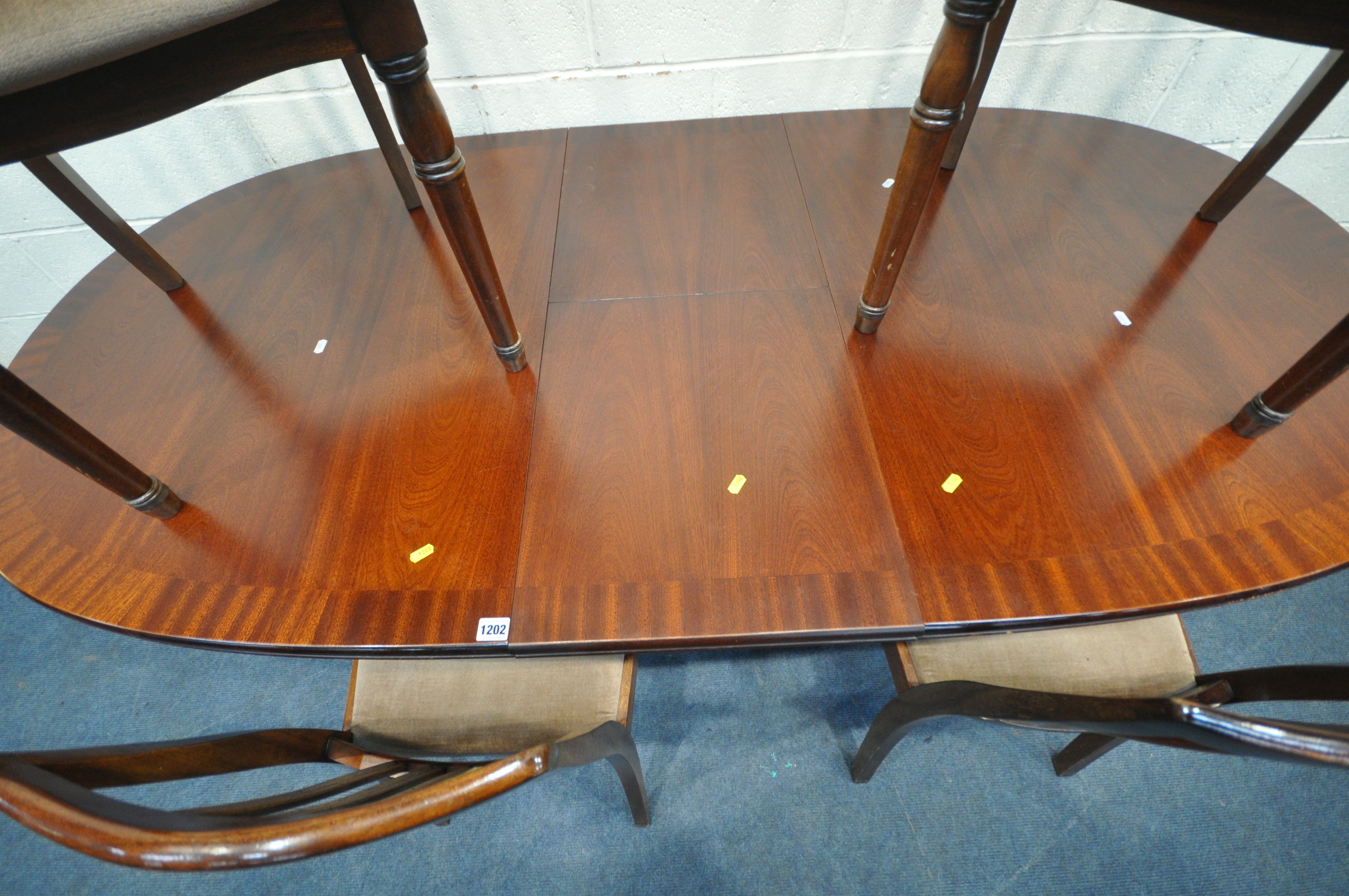 WILLIAM LAWRENCE, A LATE 20TH CENTURY MAHOGANY OVAL EXTENDING DINING TABLE, with a single fold out - Image 3 of 6