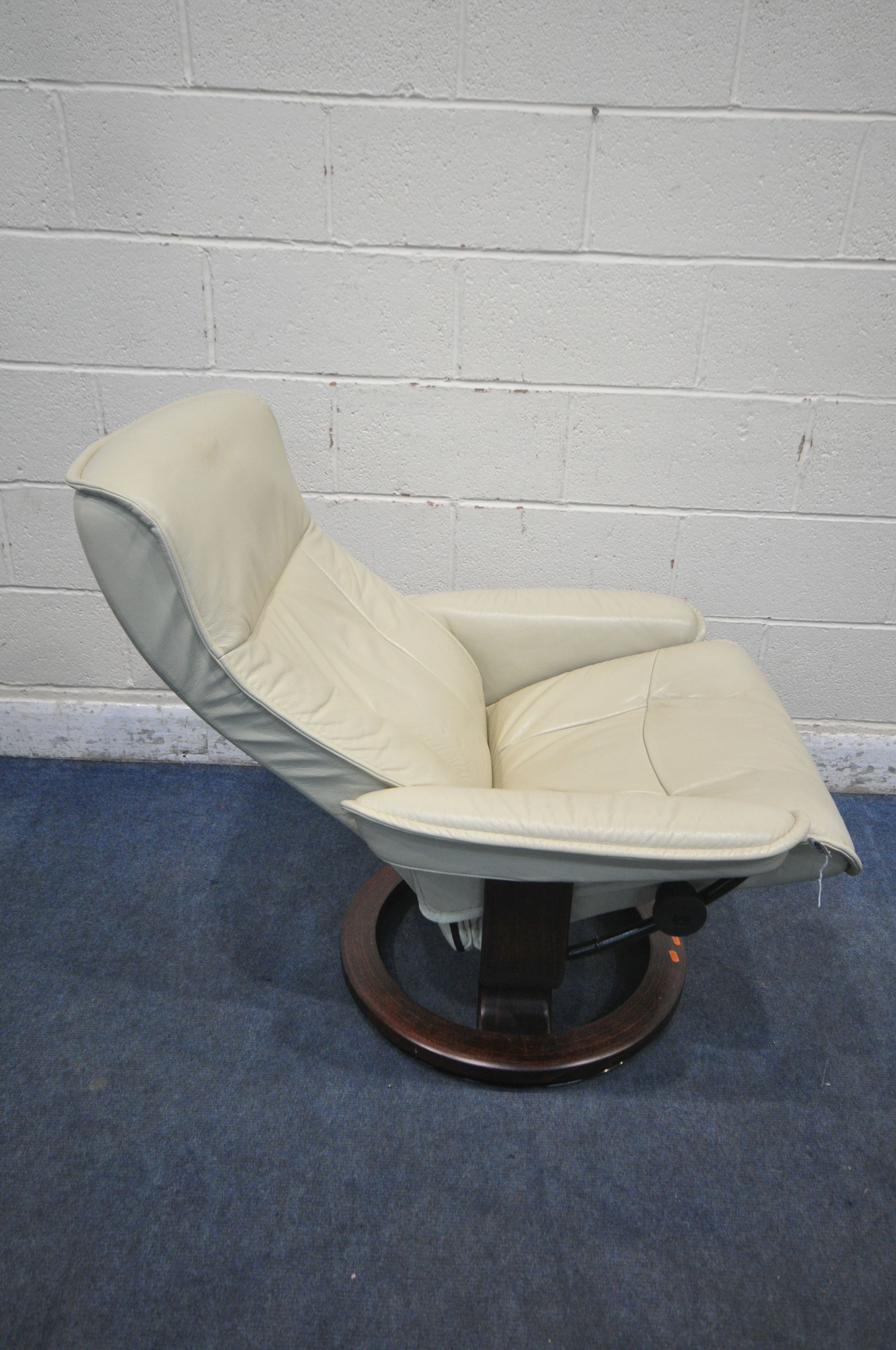 AN EKORNES STRESSLESS CREAM LEATHER RECLINING ARMCHAIR, with a matching footstool (condition report: - Image 3 of 4