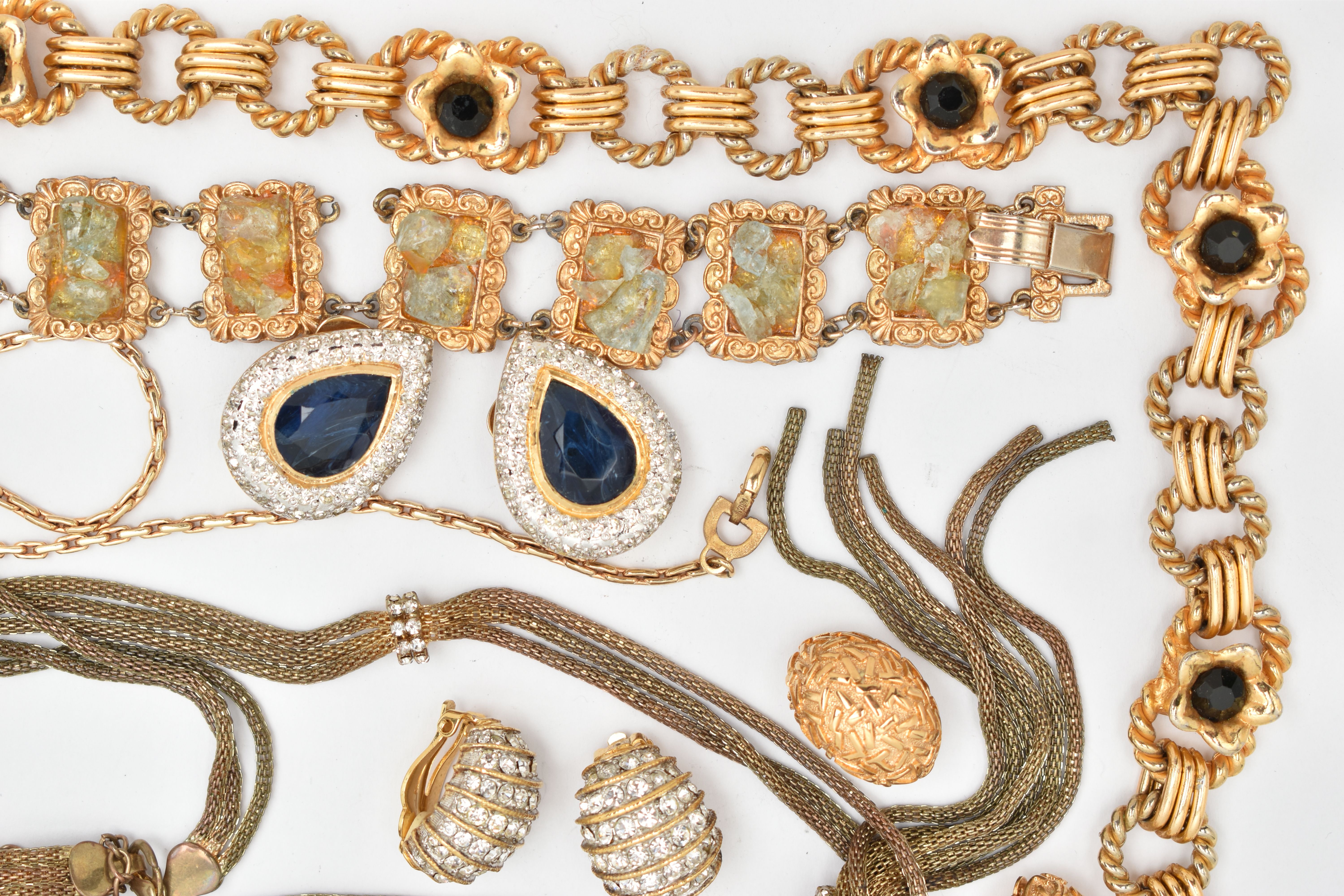 ASSORTED COSTUME JEWELLERY, mostly gilt metal pieces, bracelets, no-pierced clip on earrings, - Image 5 of 6