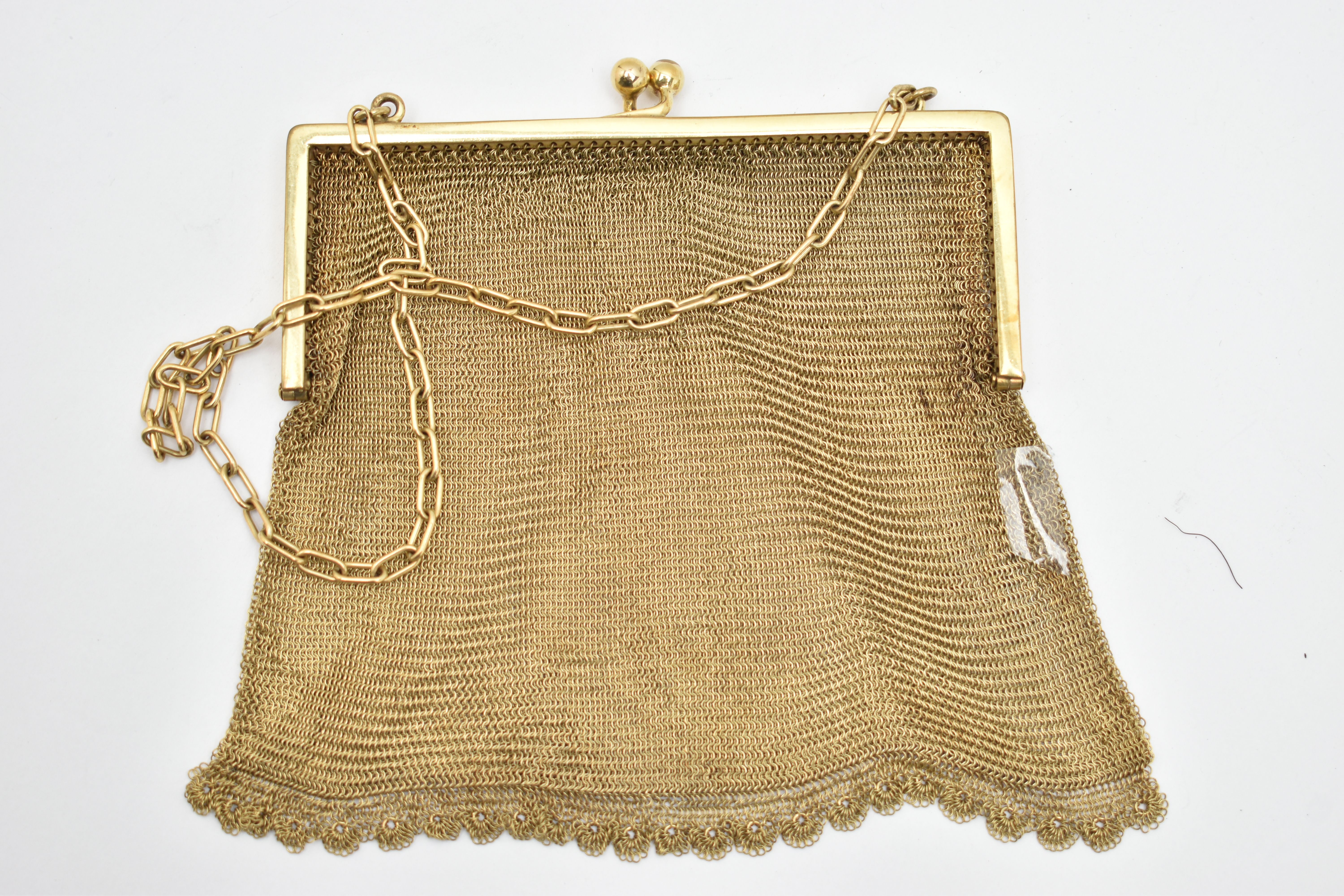 AN EARLY 20TH CENTURY ROLLED GOLD CHAIN MAIL PURSE, fitted with a kissing clasp and chain for - Image 3 of 3