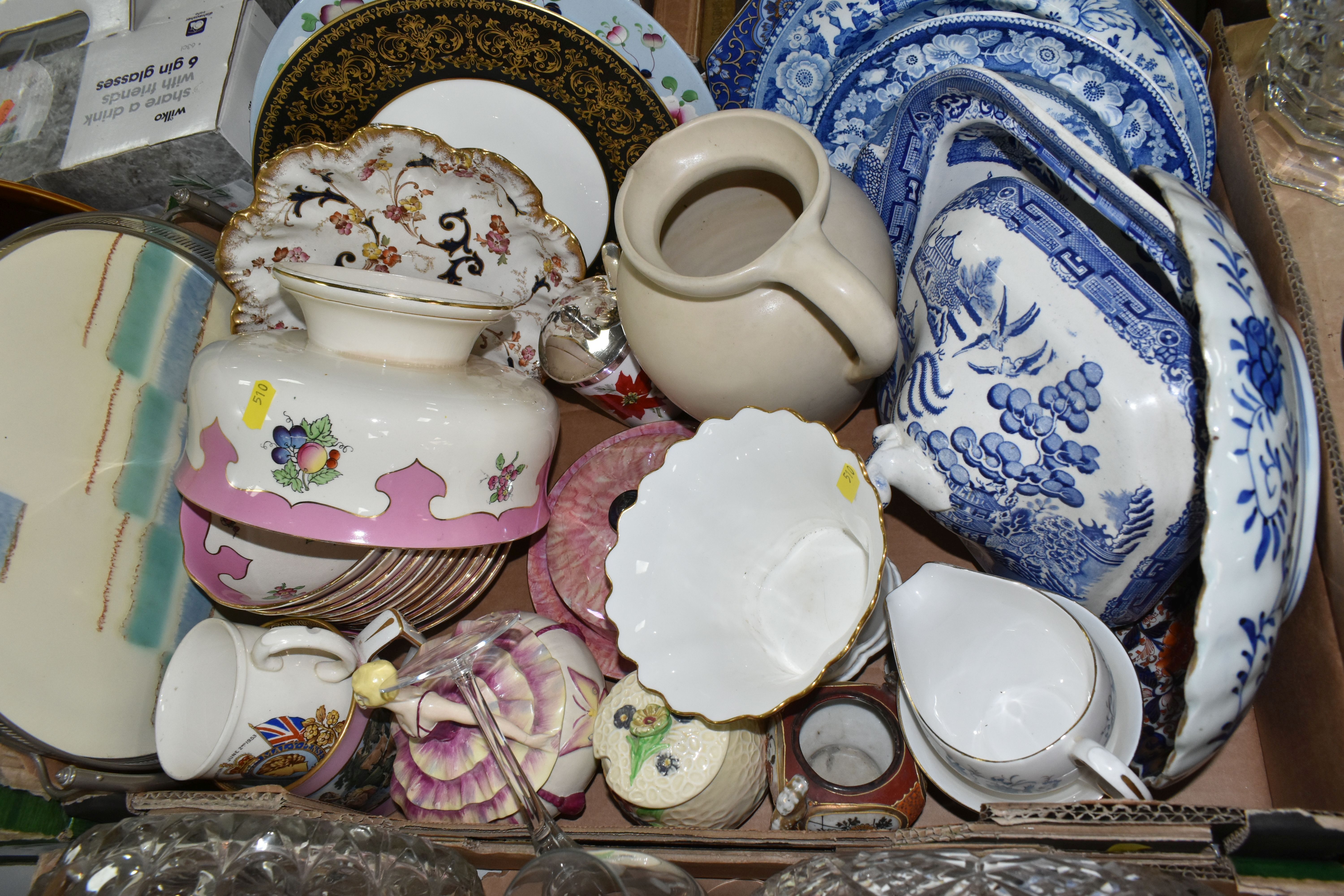 A QUANTITY OF 19TH AND 20TH CENTURY CERAMICS AND HOMEWARE INCLUDING BLUE AND WHITE PEARLWARE, MID - Image 5 of 6