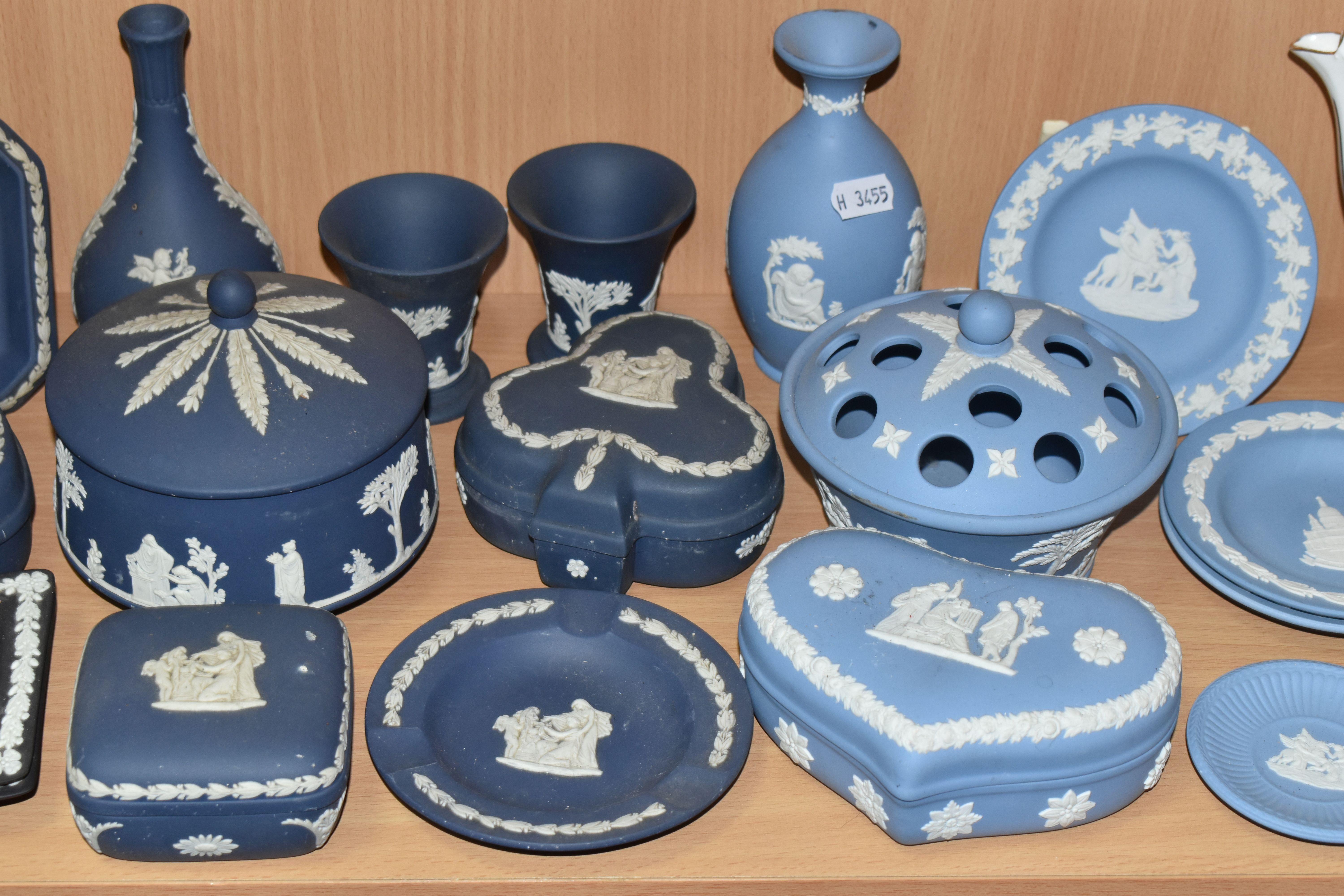 A GROUP OF WEDGWOOD JASPERWARE AND OTHER CERAMICS, comprising nineteen pieces of pale blue, navy - Image 3 of 7
