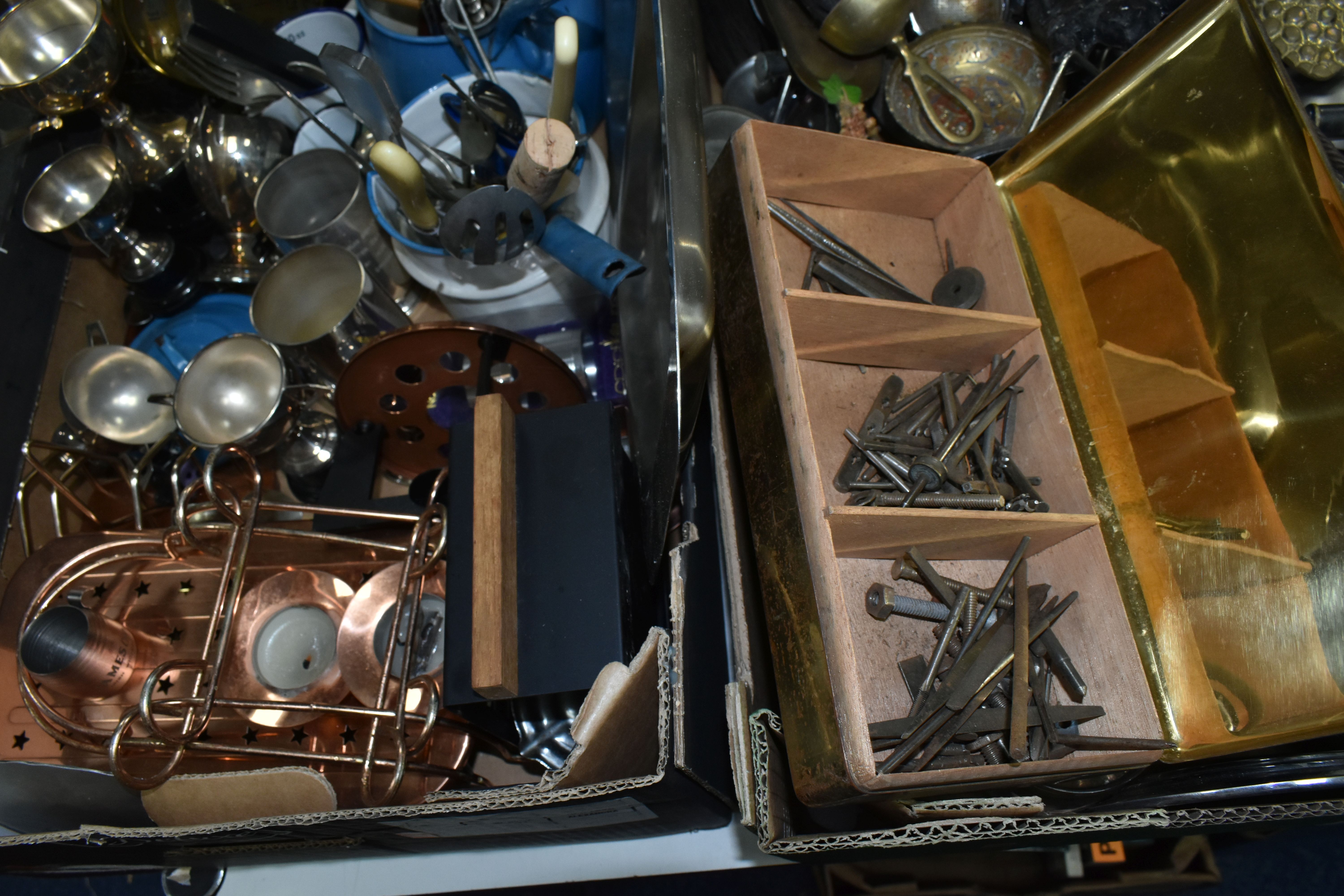 FIVE BOXES AND LOOSE ADVERTISING TINS AND OTHER METALWARE, to include twenty nine advertising tins - Image 4 of 10