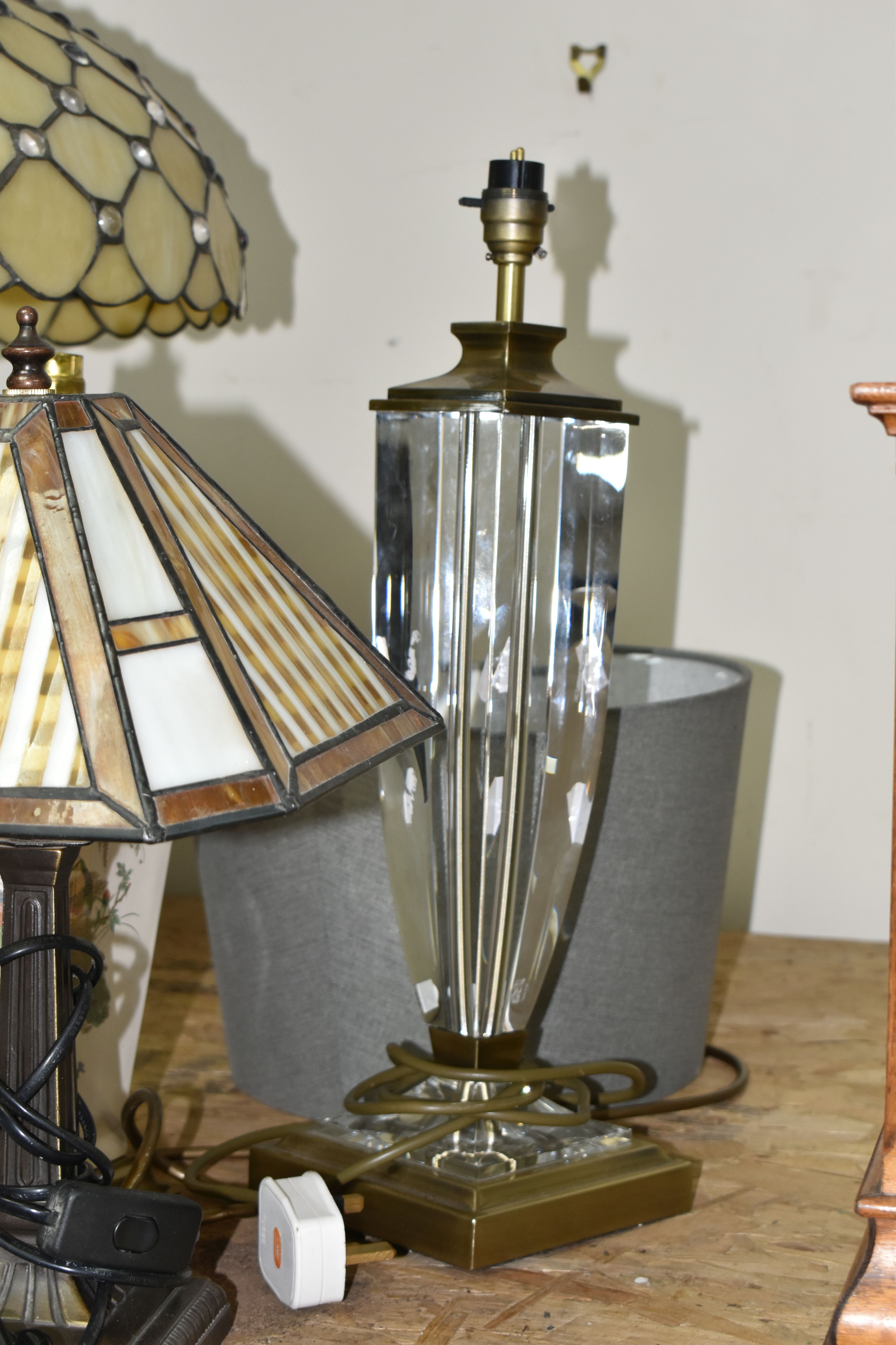 A GROUP OF TABLE LAMPS, comprising a modern figural lamp with leaded effect shade, total height - Image 3 of 6