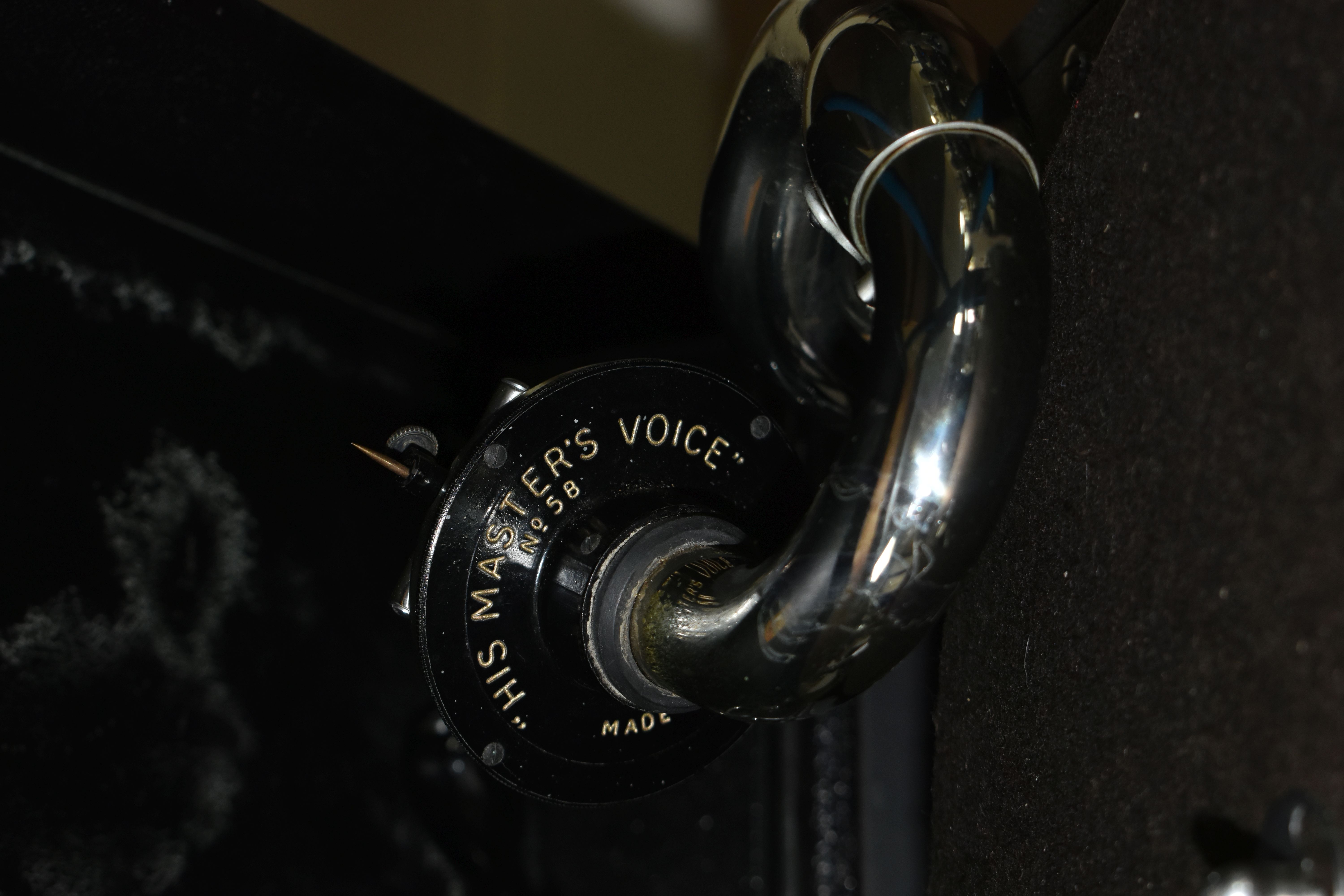A HIS MASTERS VOICE (HMV) MODEL C102H GRAMOPHONE, serial number 44426, complete with winding - Image 5 of 6