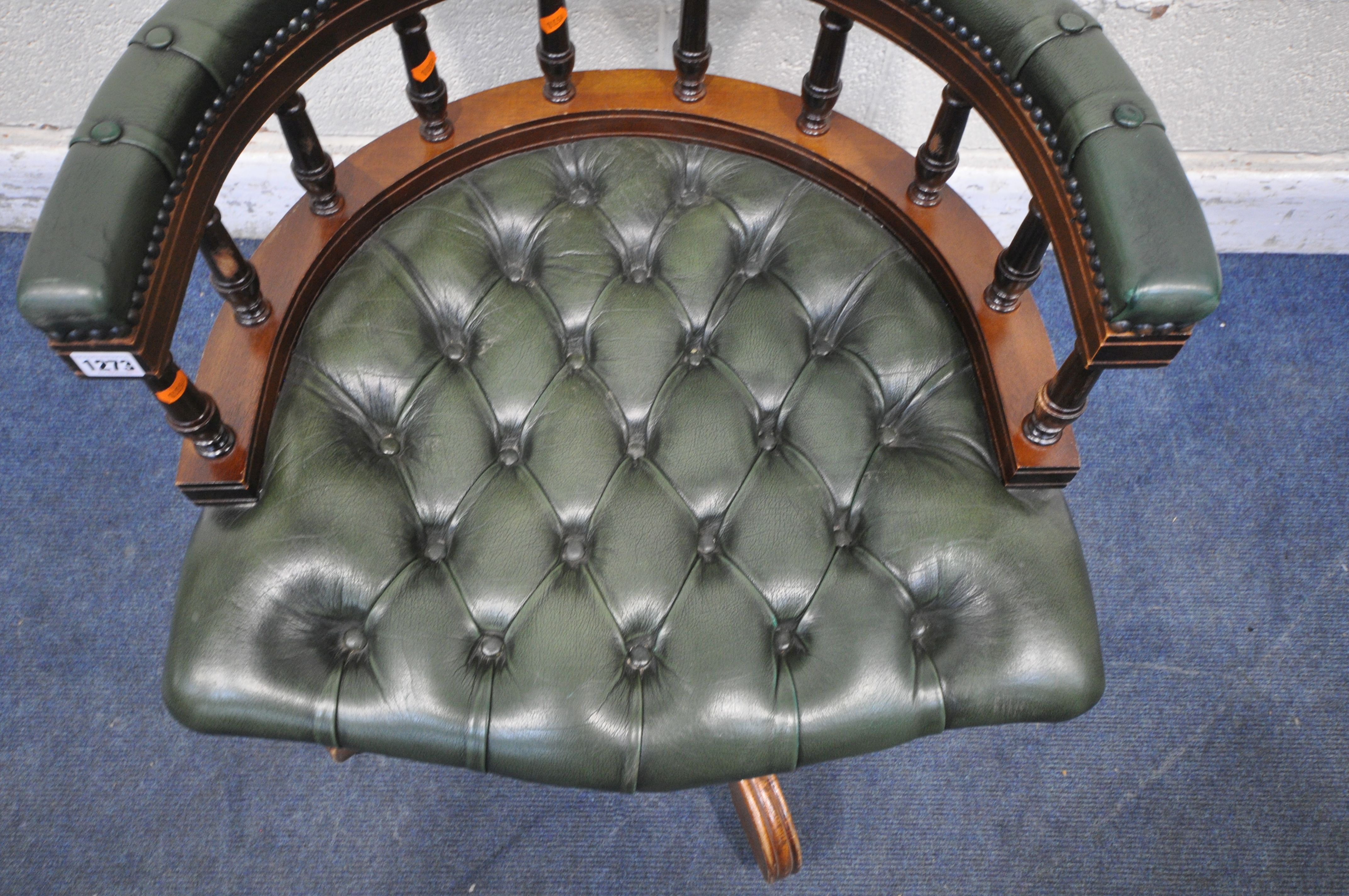 A 2OTH CENTURY MAHOGANY SWIVEL CAPTAINS CHAIR, with buttoned green leather upholstery, raised on - Image 3 of 4