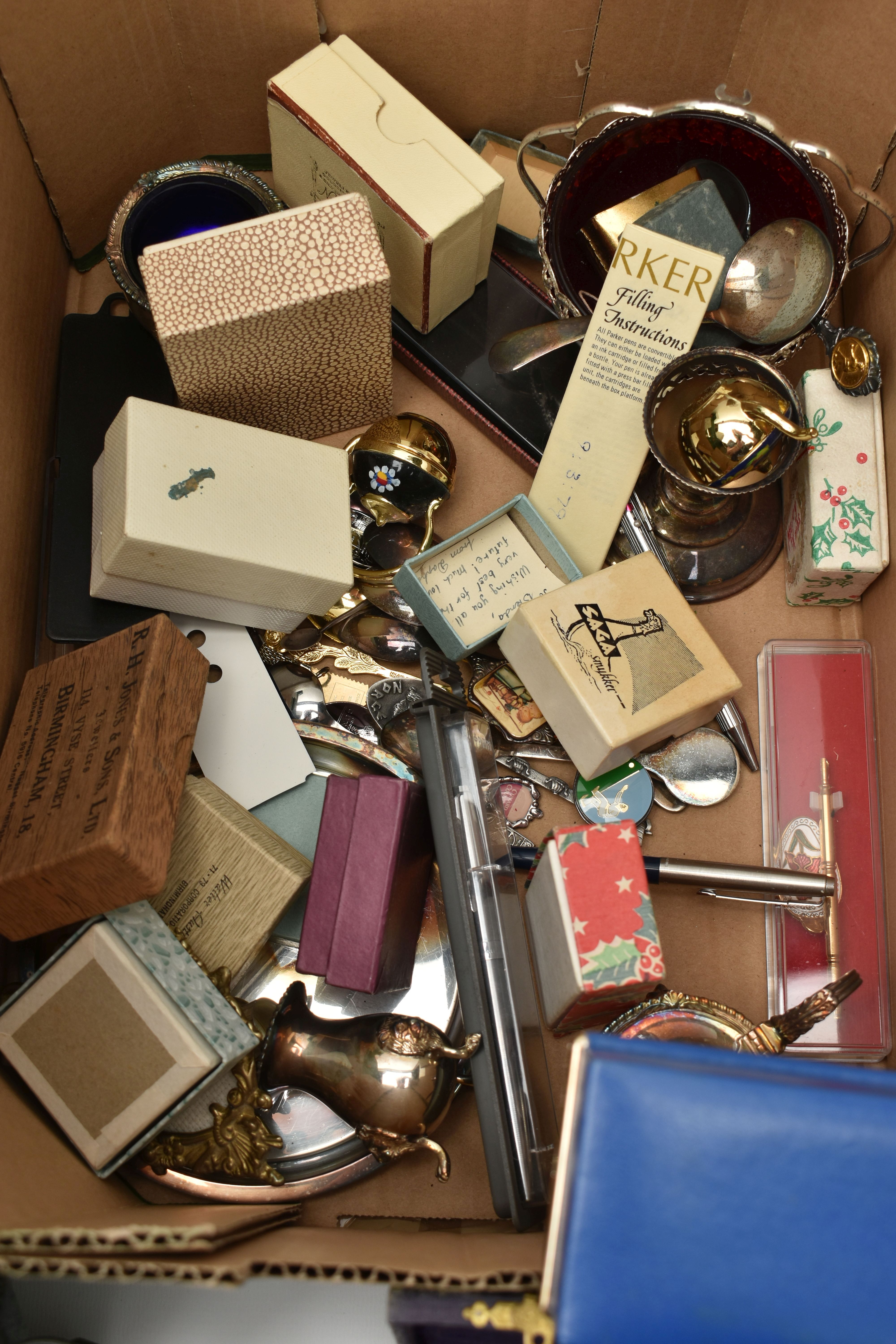 A BOX OF ASSORTED ITEMS, to include a small selection of white metal jewellery, including a rope - Image 5 of 6