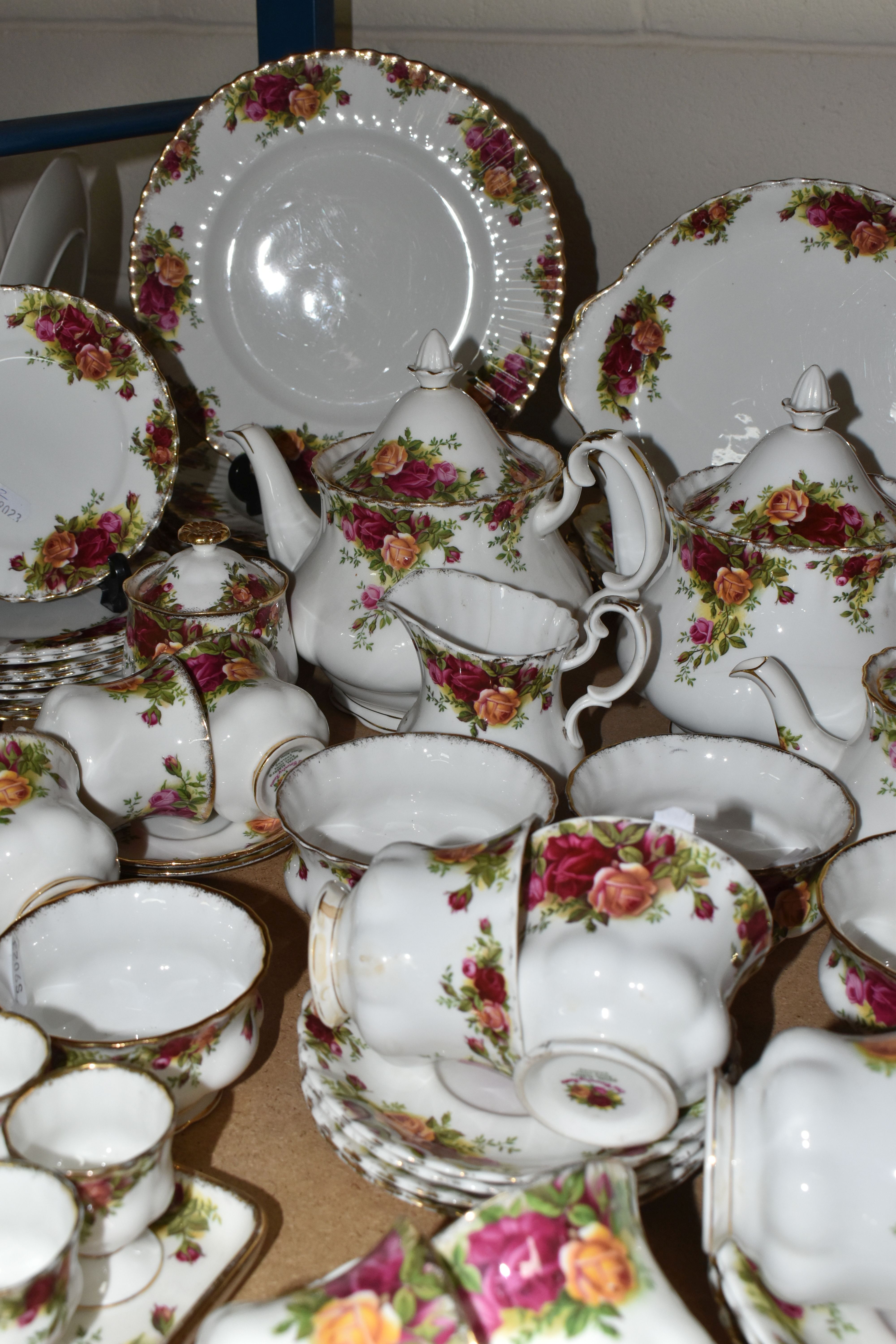 A NINETY SIX PIECE ROYAL ALBERT 'OLD COUNTRY ROSES' DINNER SERVICE, comprising three large - Image 3 of 8