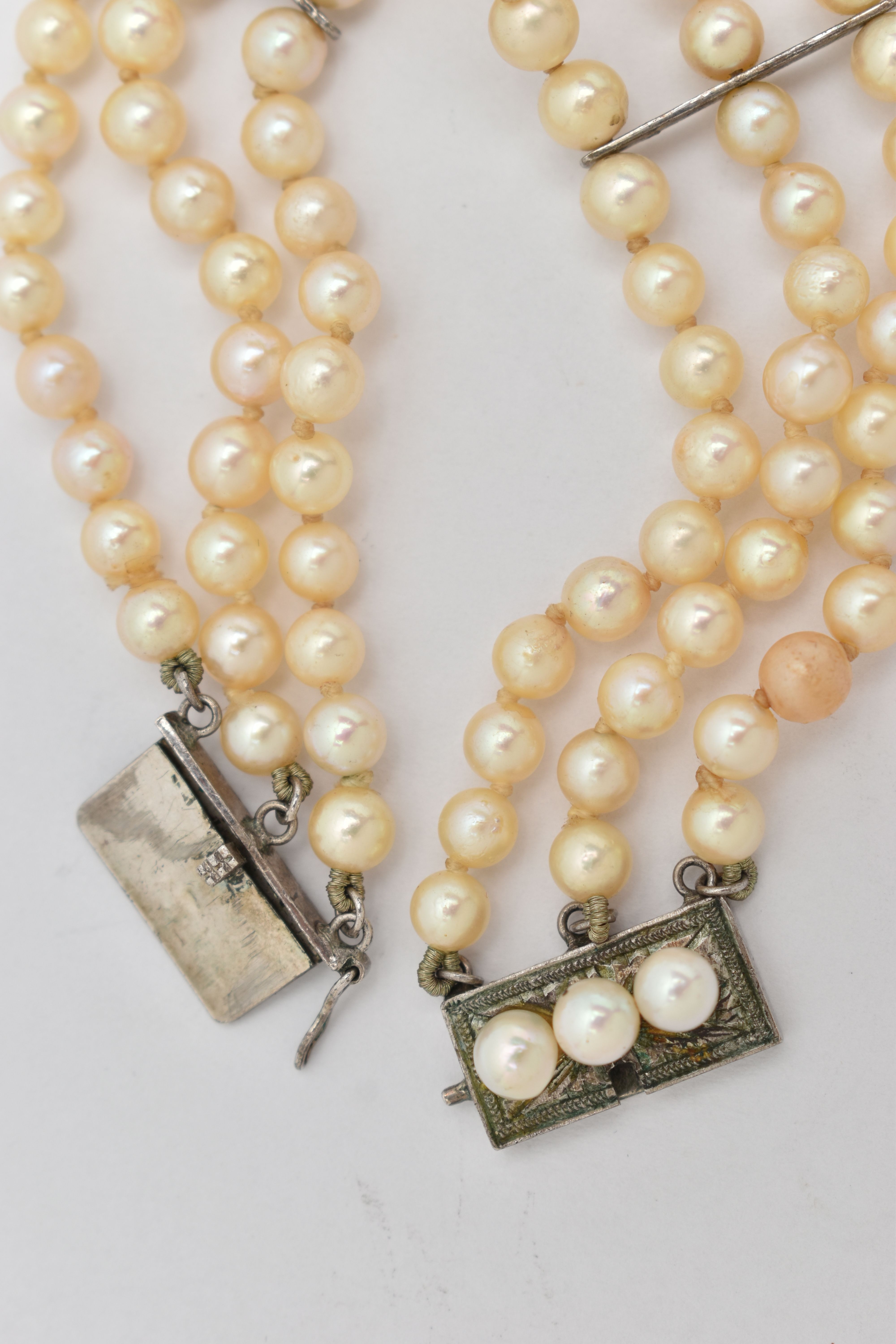 A CULTURED PEARL BRACELET, three rows of cultured cream pearls with a pink hue, each measuring - Image 3 of 3