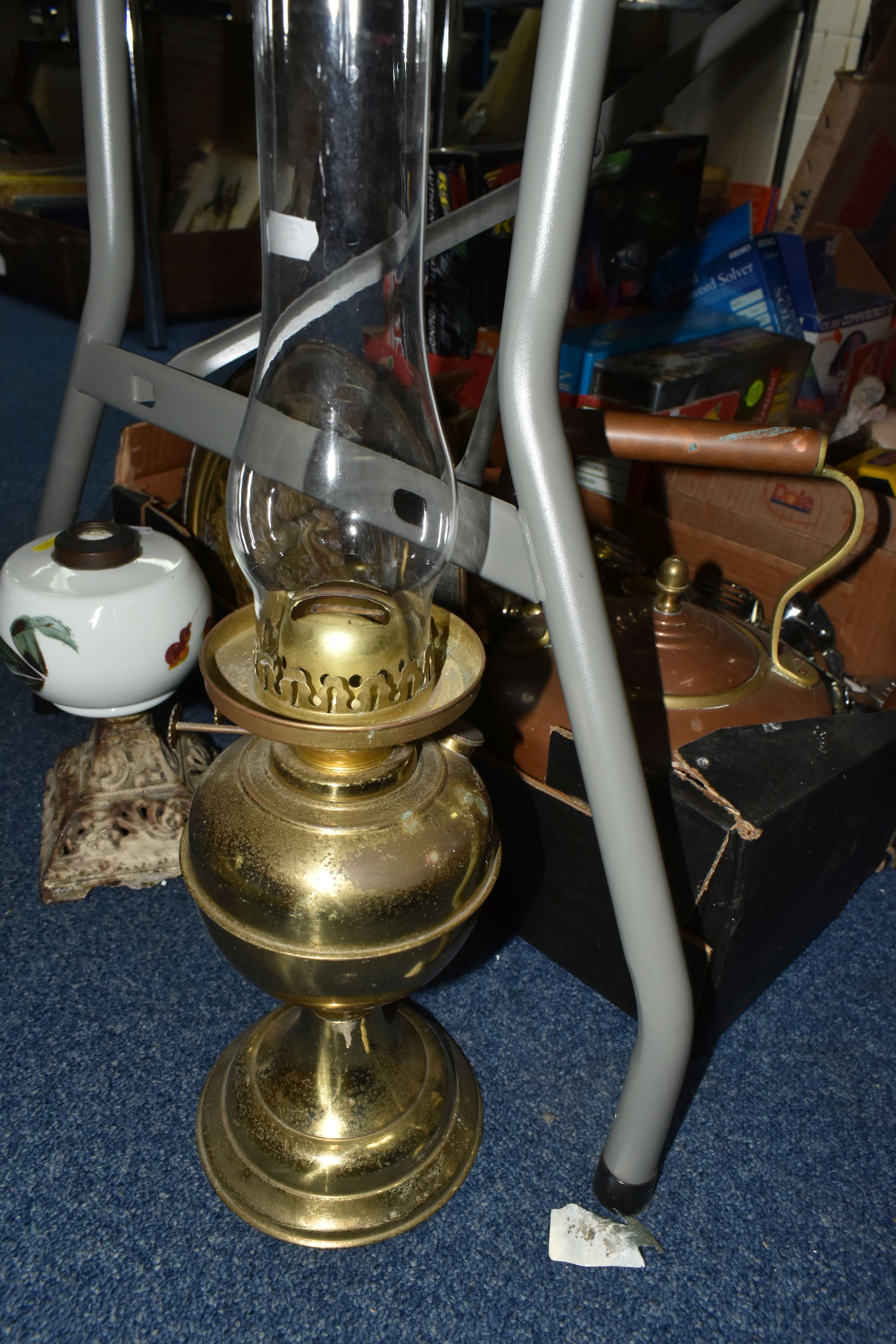 A BOX AND LOOSE METALWARE, to include a copper kettle, two copper jugs, a brass oil lamp, an oil - Image 4 of 5
