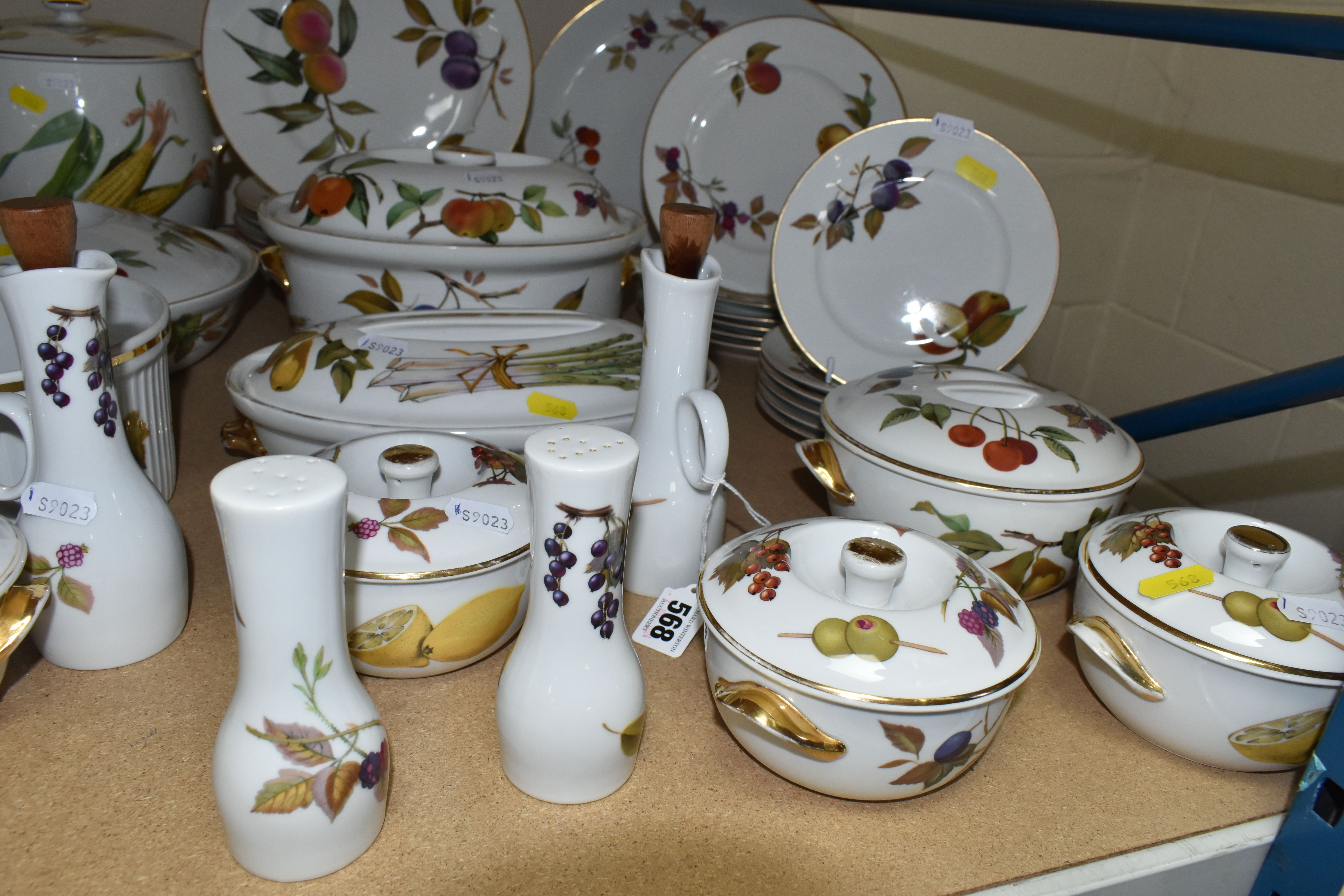 THIRTY THREE PIECES OF ROYAL WORCESTER EVESHAM DINING WARE, including serving dishes, plates, tea - Image 4 of 6