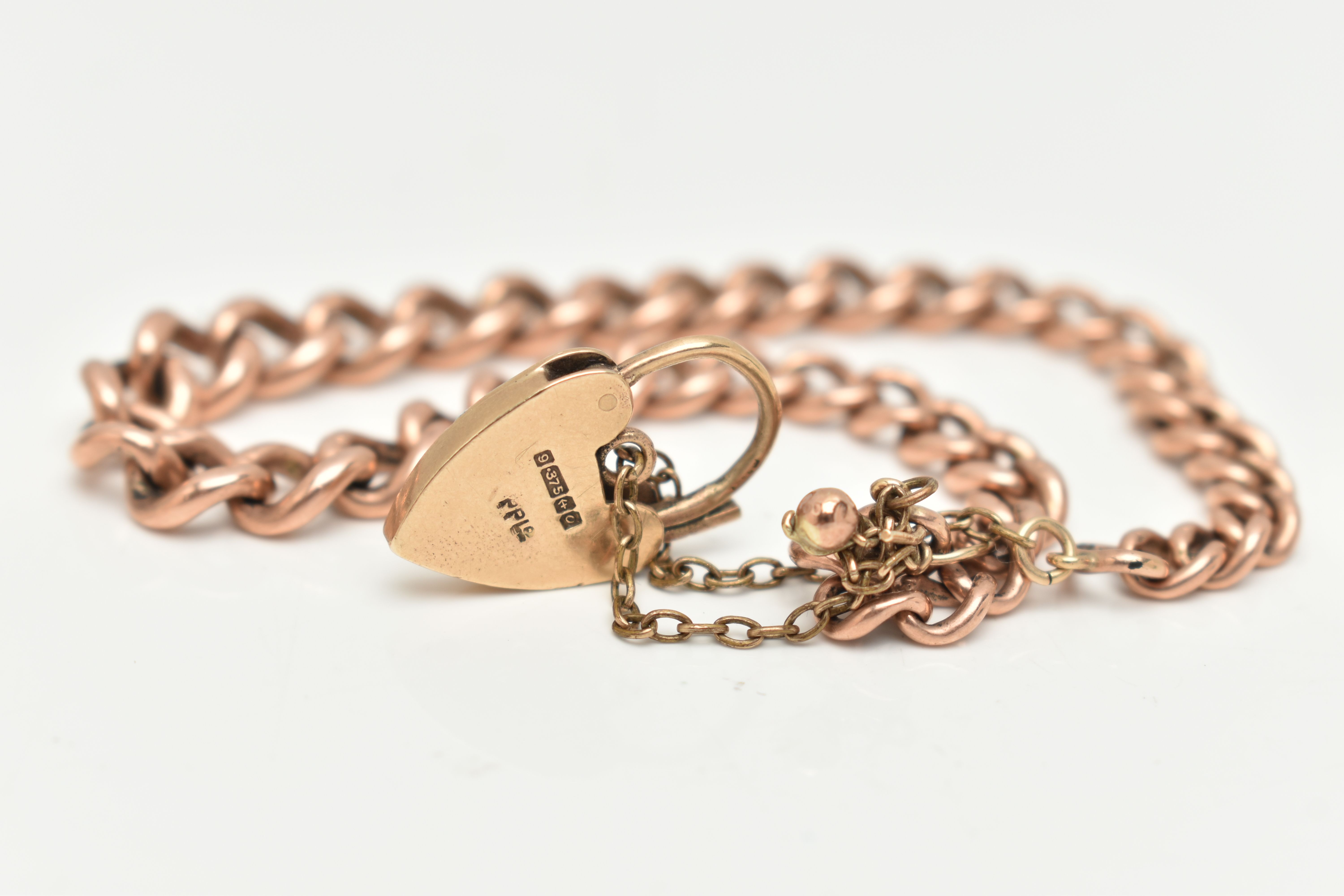 A ROSE METAL CURB LINK BRACELET WITH HEART PADLOCK CLASP, graduated curb link bracelet, links with - Image 2 of 2