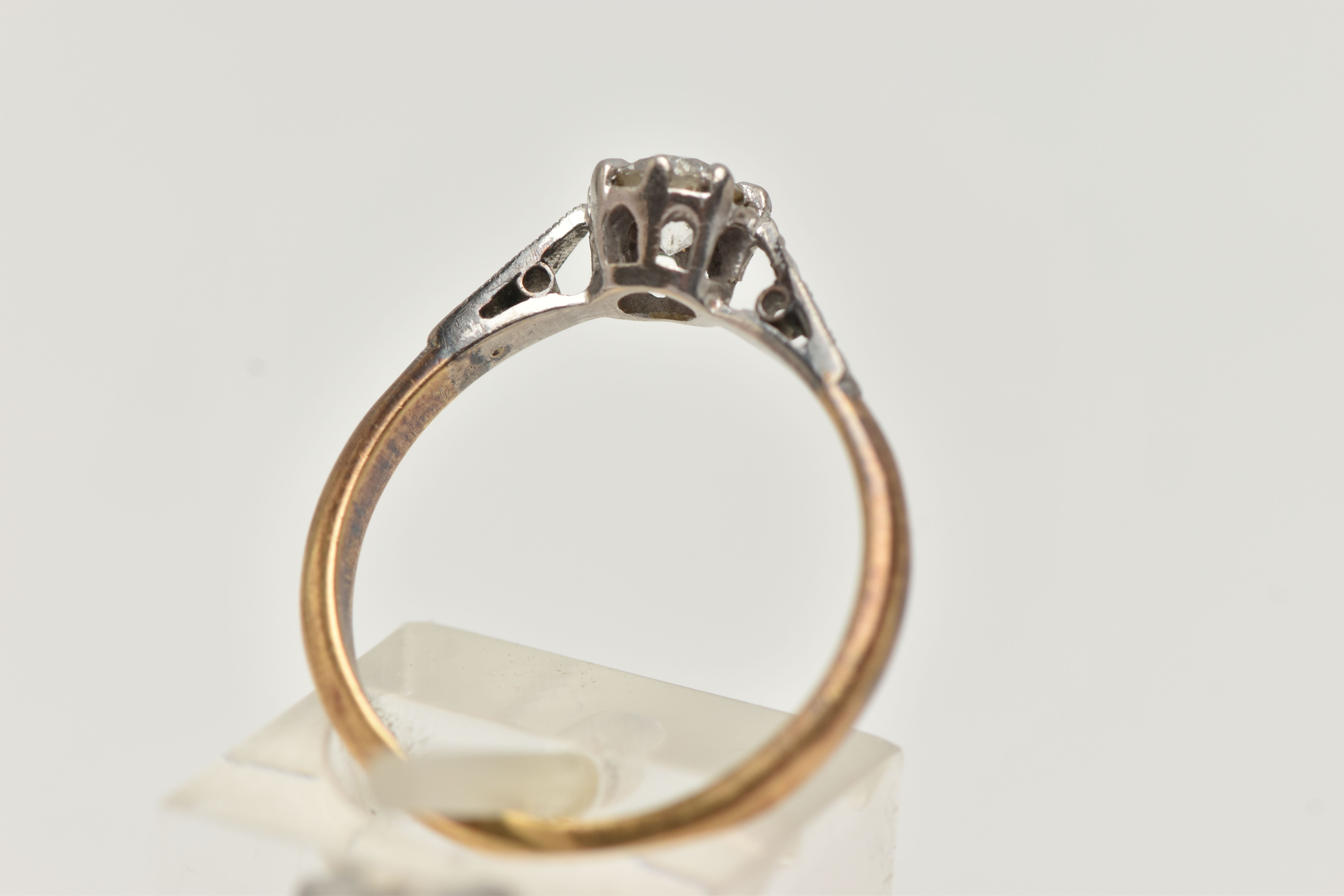 A YELLOW METAL SINGLE STONE DIAMOND RING, old cut diamond, measuring approximately 4.9mm x 4.8mm x - Image 3 of 4