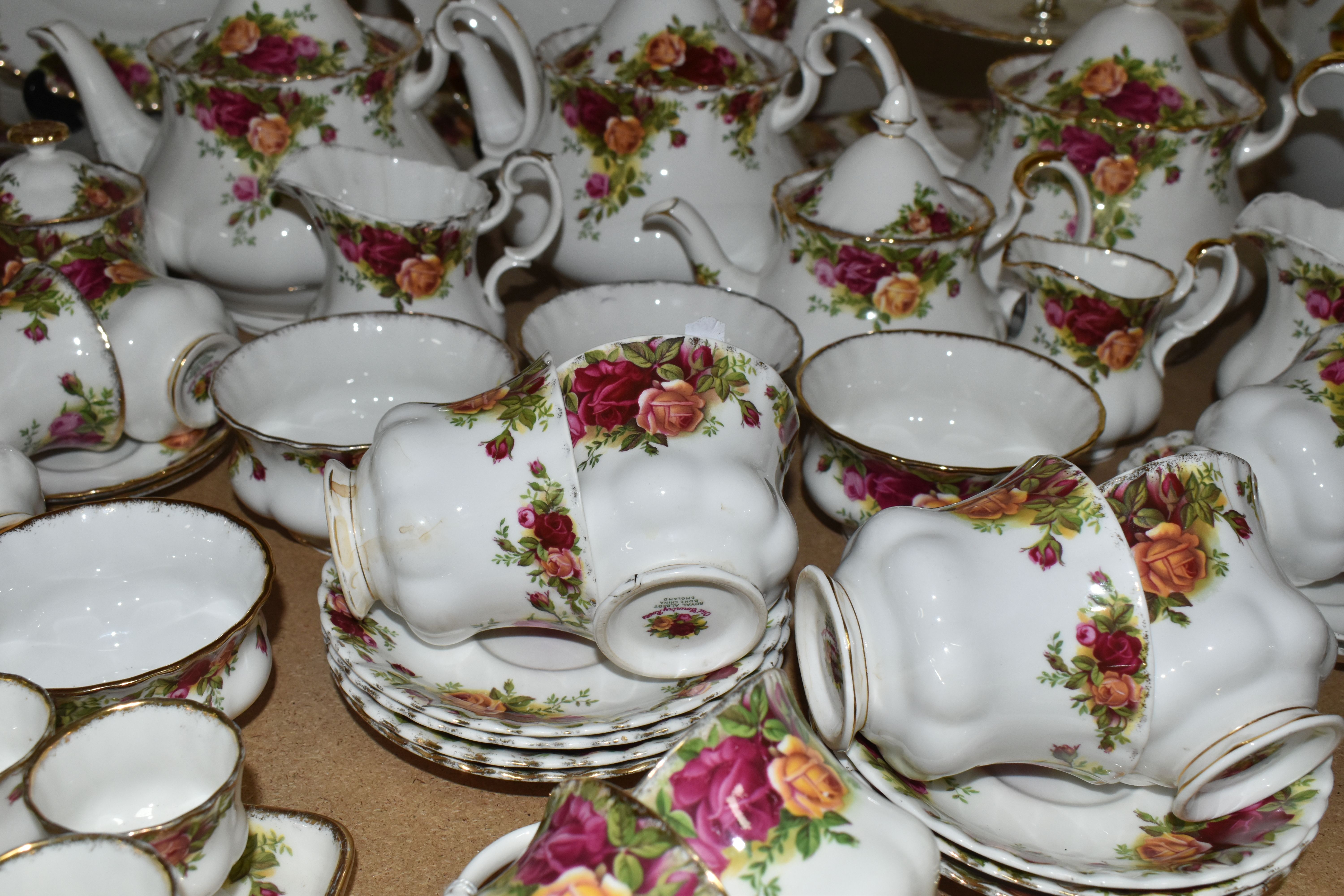 A NINETY SIX PIECE ROYAL ALBERT 'OLD COUNTRY ROSES' DINNER SERVICE, comprising three large - Image 6 of 8