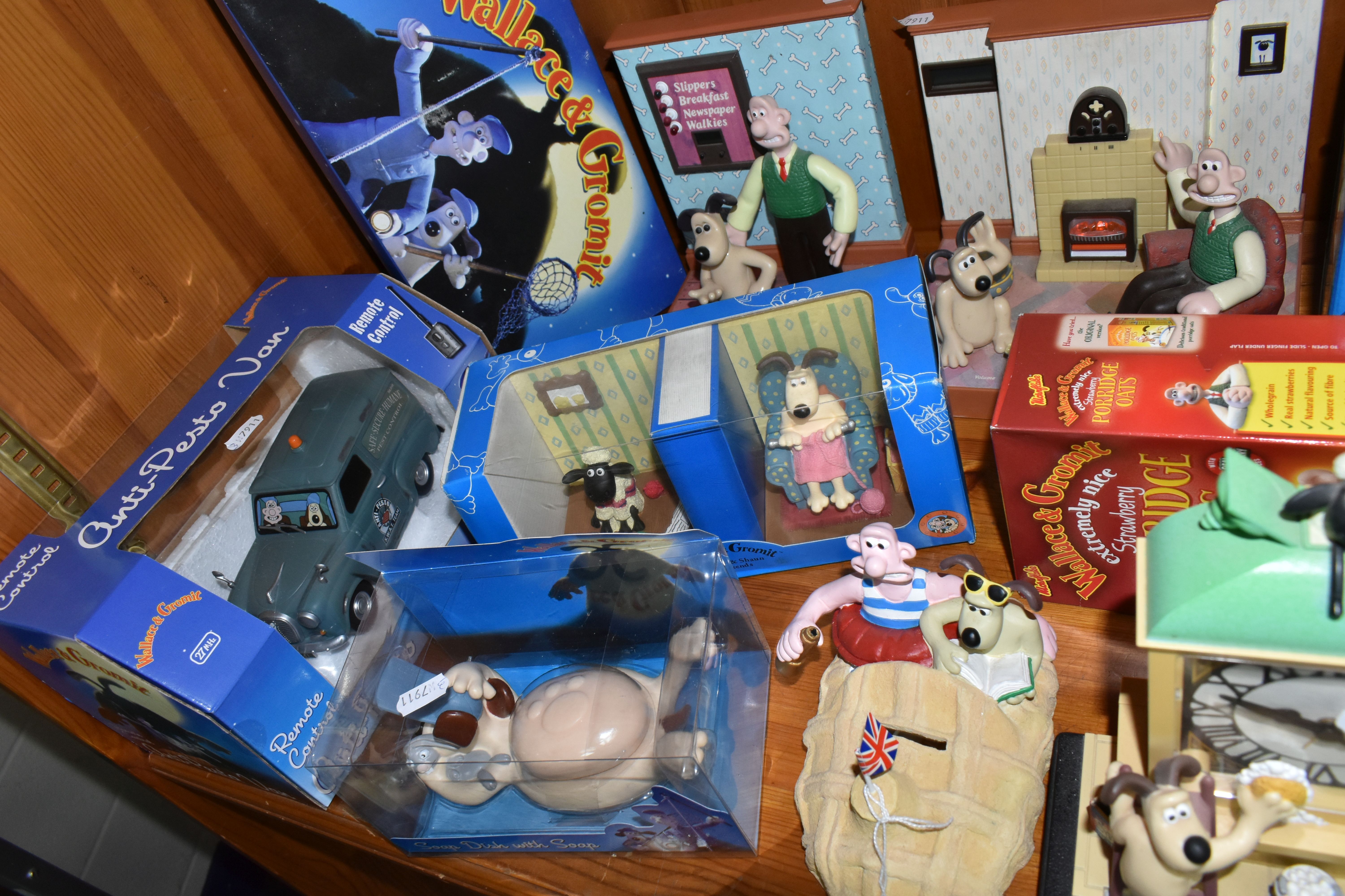 A LARGE COLLECTION OF BOXED 'WALLACE & GROMIT' NOVELTY ITEMS, to include a Wesco clock, Boots radio, - Image 4 of 6