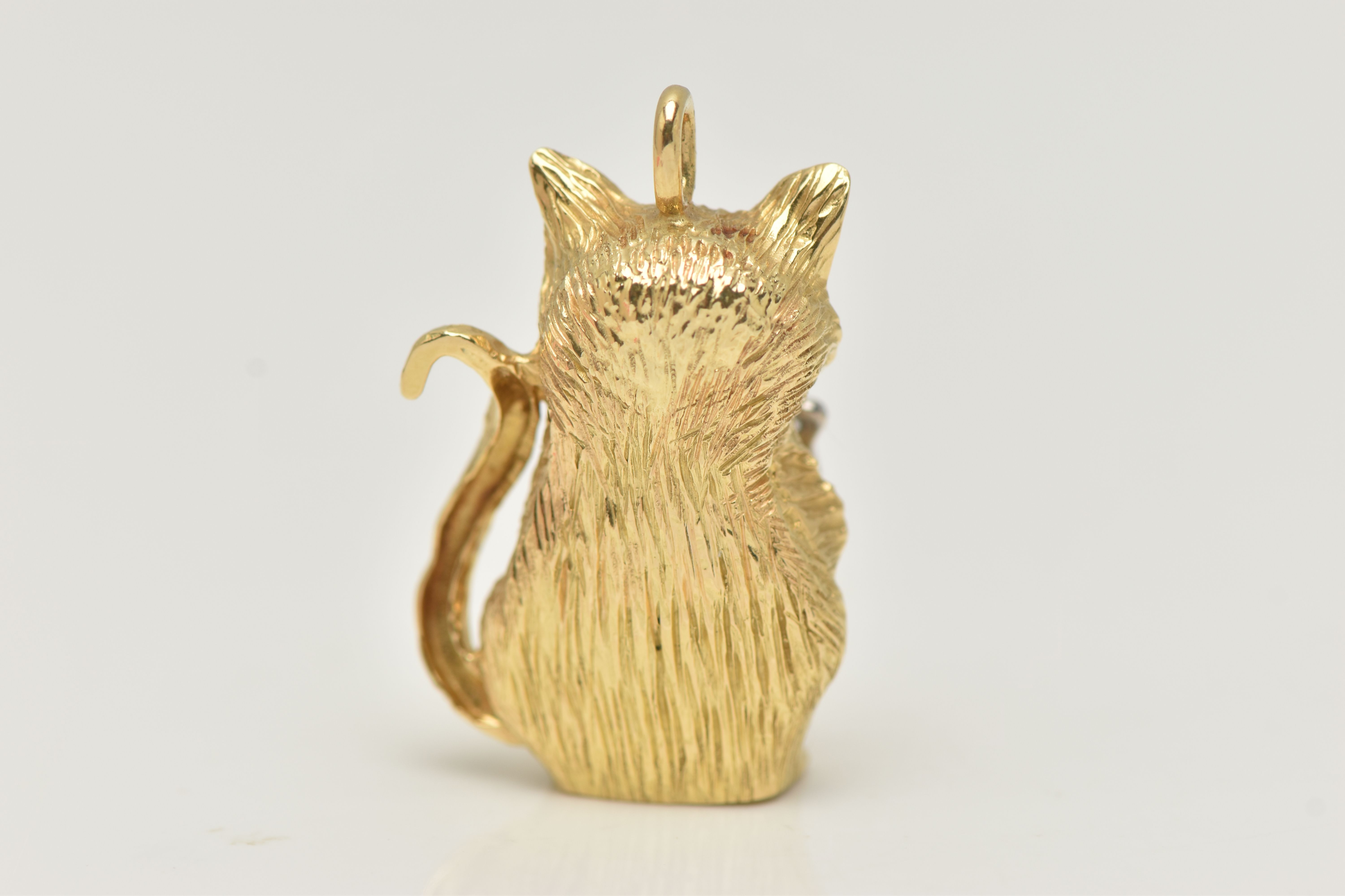 AN 18CT GOLD DIAMOND AND SAPPHIRE CAT PENDANT, the seated cat with sapphire eyes and a bow set - Image 4 of 5