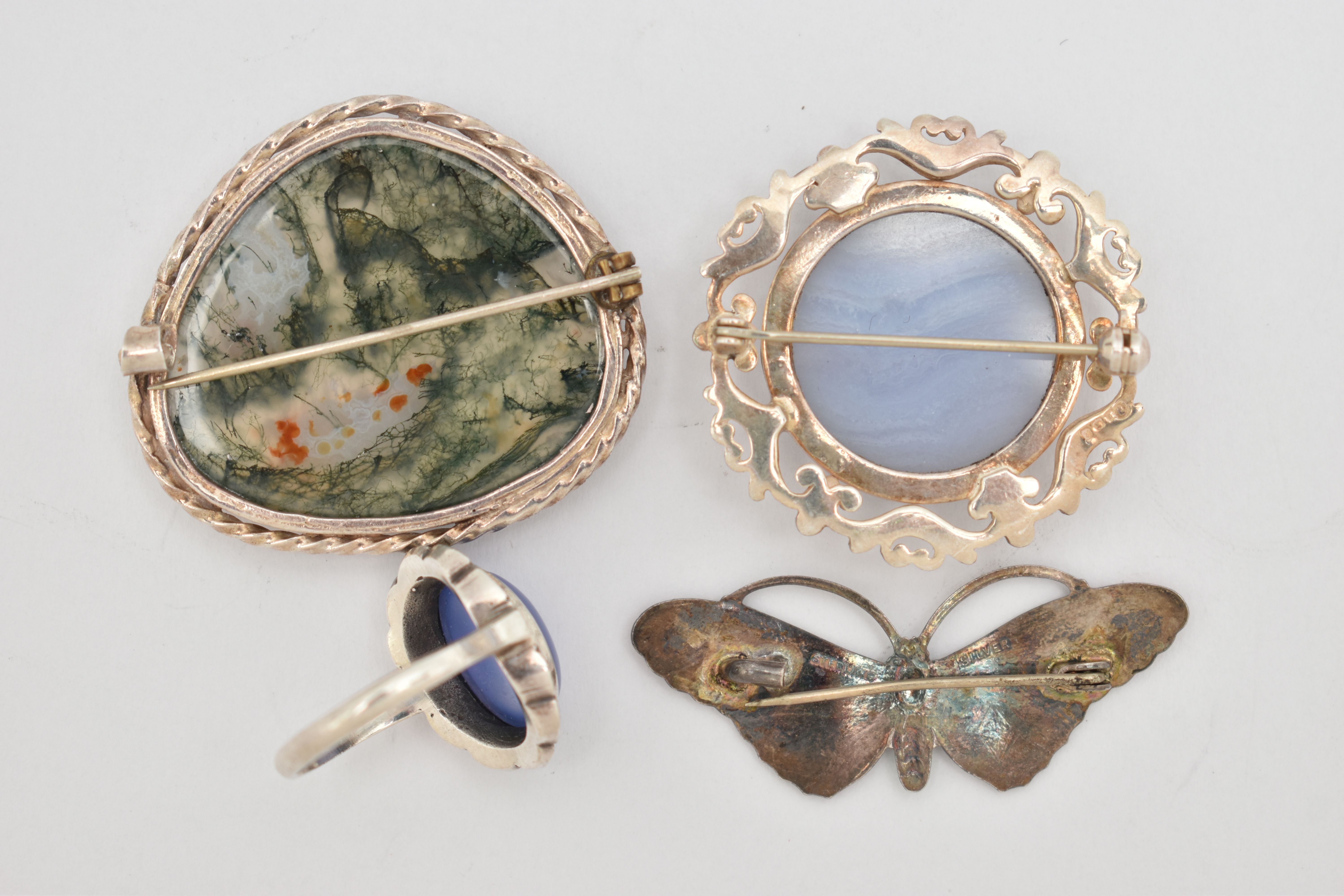 FOUR PIECES OF JEWELLERY, to include a silver blue lace agate brooch, open work scroll surround, - Image 3 of 3
