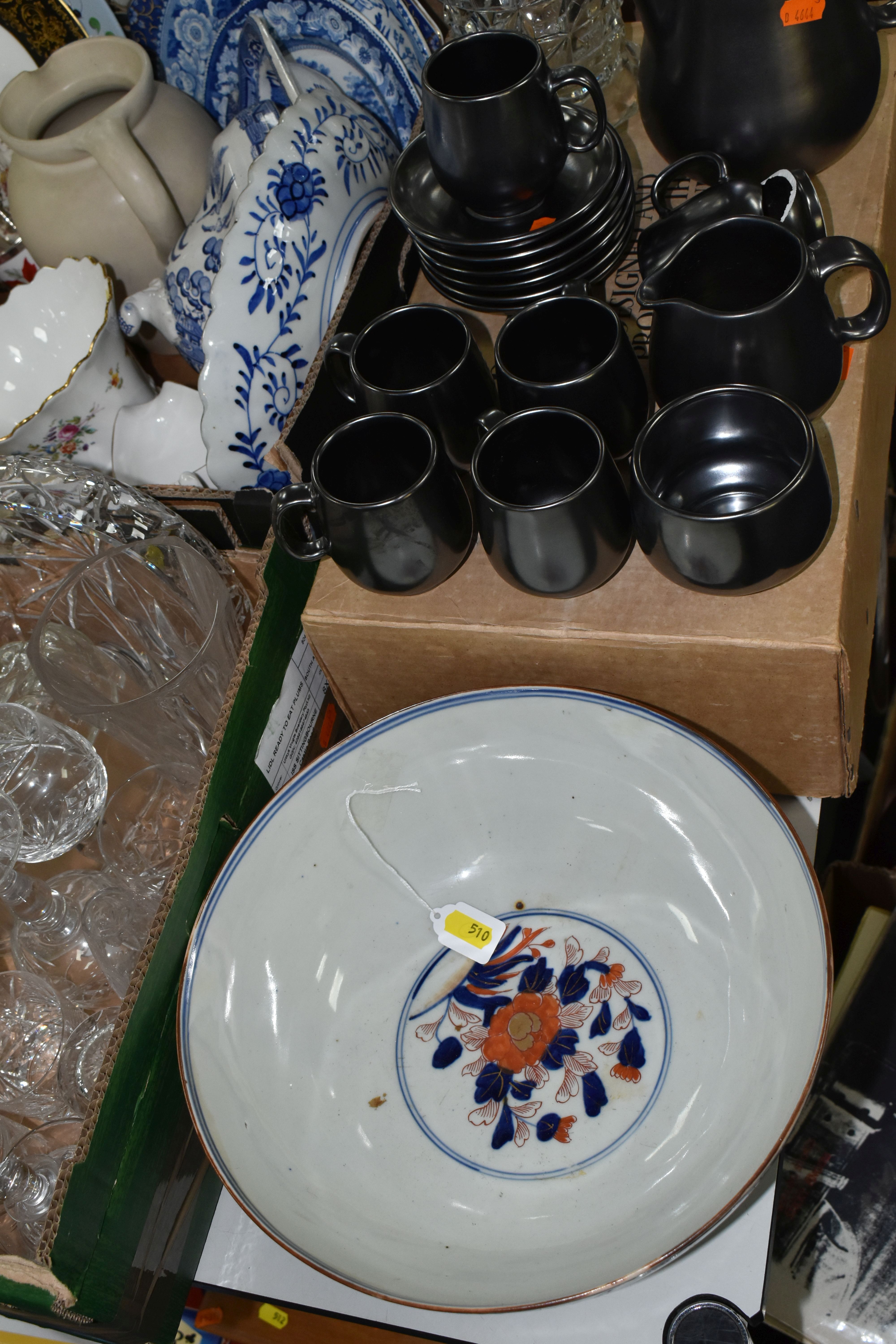 A QUANTITY OF 19TH AND 20TH CENTURY CERAMICS AND HOMEWARE INCLUDING BLUE AND WHITE PEARLWARE, MID - Image 3 of 6