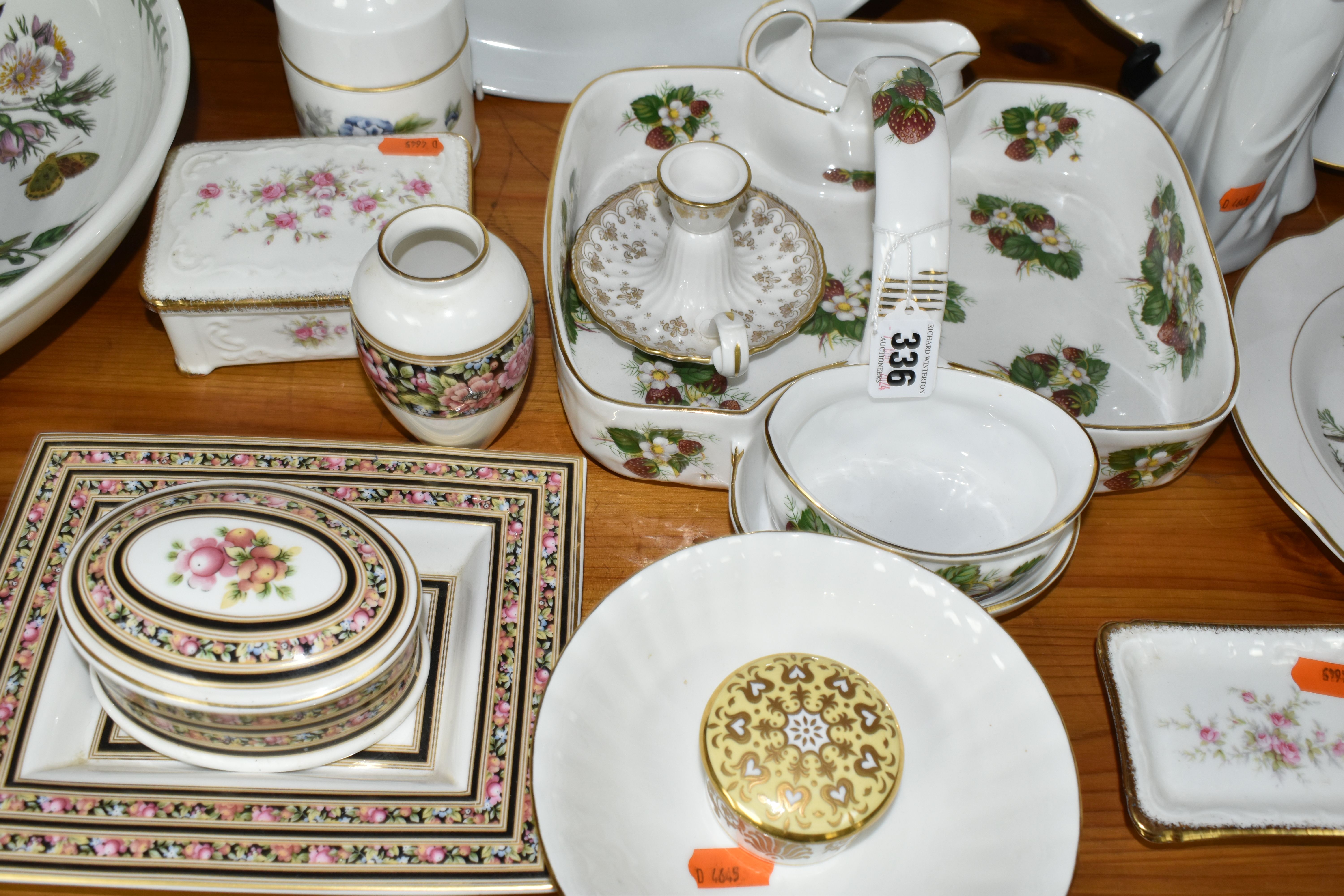 A GROUP OF NAMED CERAMICS, comprising a Hammersley strawberry set, a Spode 'Fleur De Lys Gold' - Image 6 of 11