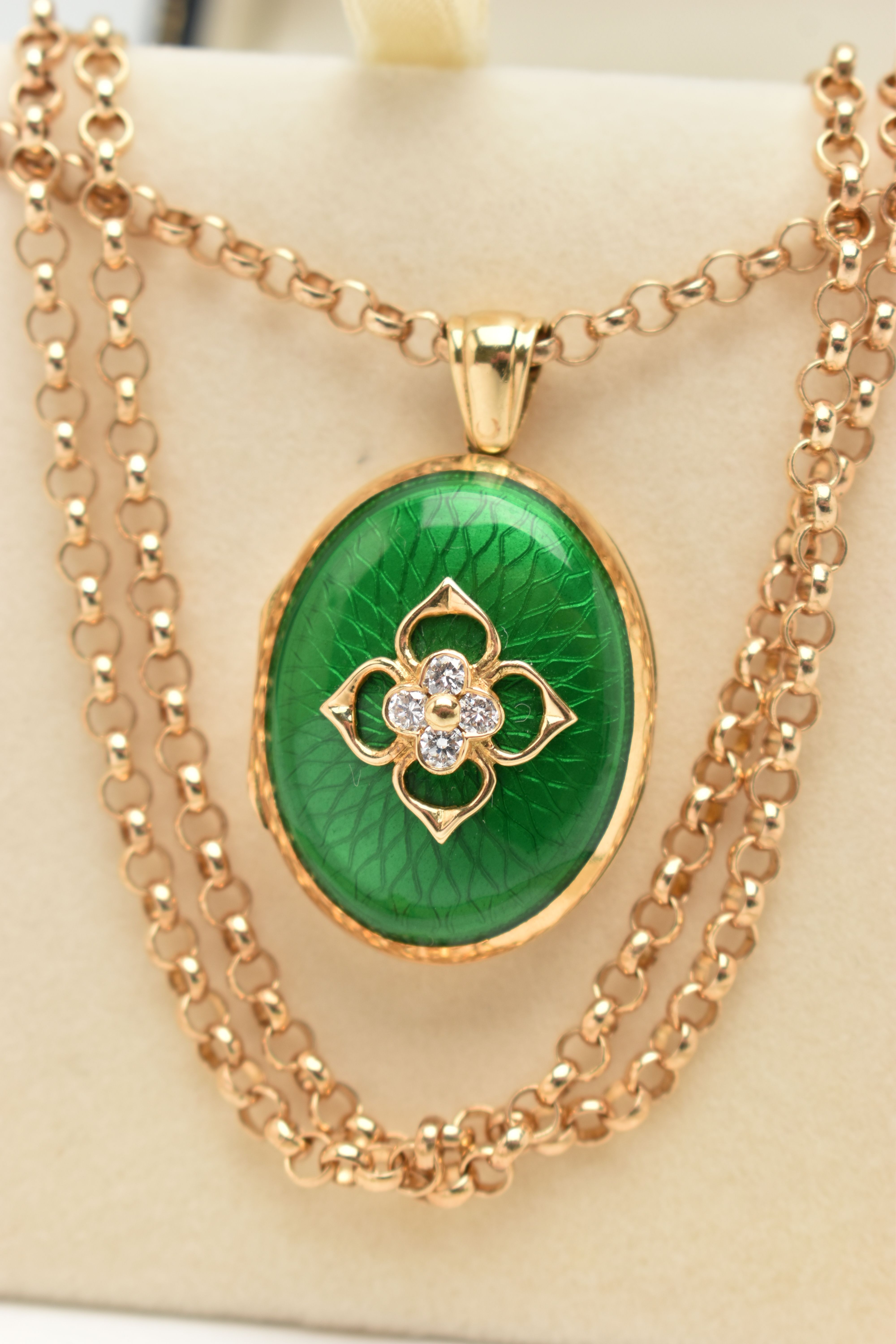 AN 18CT GOLD DIAMOND AND ENAMEL LOCKET, the oval locket with green enamel front, a quatrefoil design - Image 5 of 5