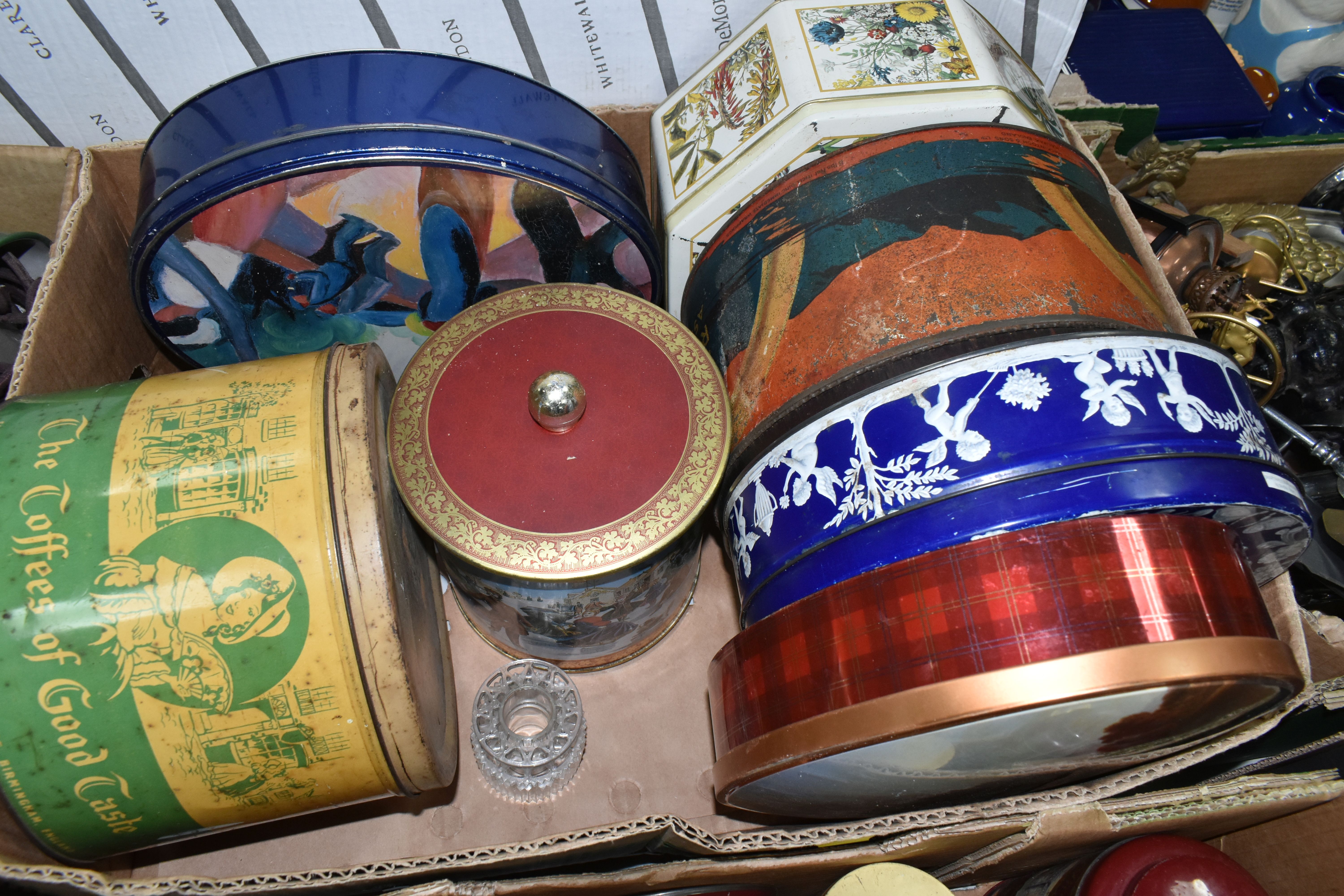 FIVE BOXES AND LOOSE ADVERTISING TINS AND OTHER METALWARE, to include twenty nine advertising tins - Image 6 of 10