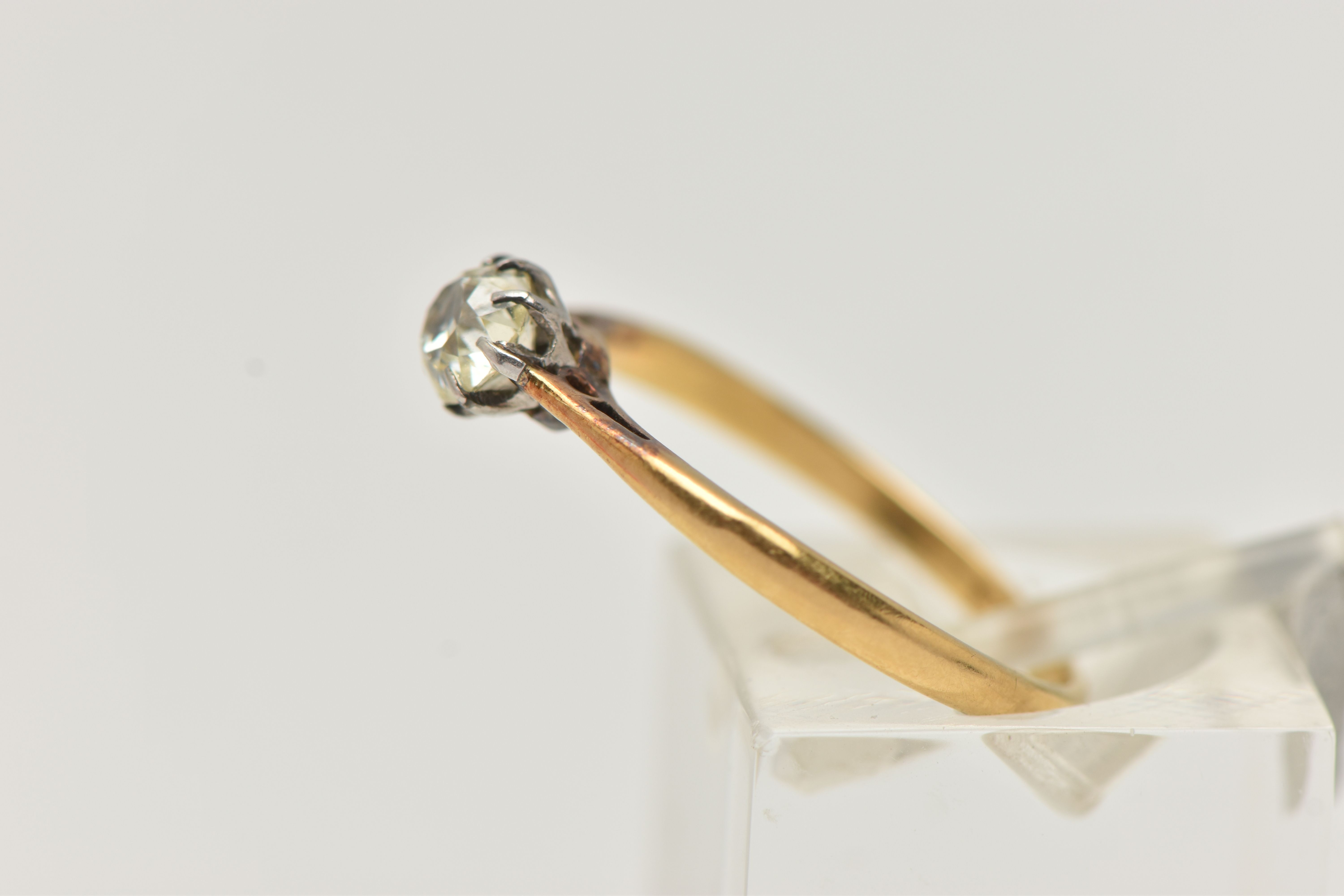 A YELLOW METAL SINGLE STONE DIAMOND RING, old cut diamond, measuring approximately 4.7mm x 4.6 x 3. - Image 2 of 4