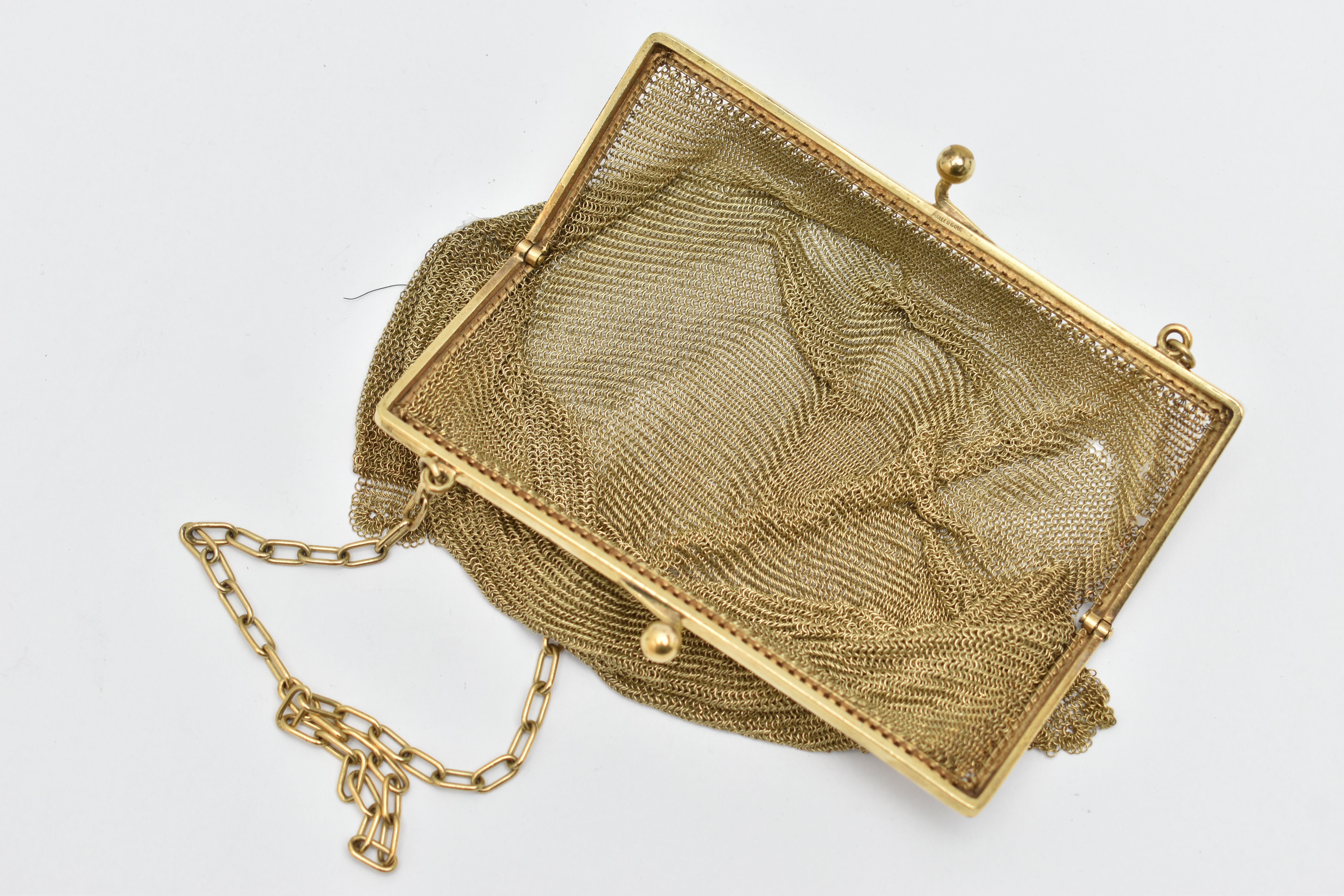 AN EARLY 20TH CENTURY ROLLED GOLD CHAIN MAIL PURSE, fitted with a kissing clasp and chain for - Image 2 of 3