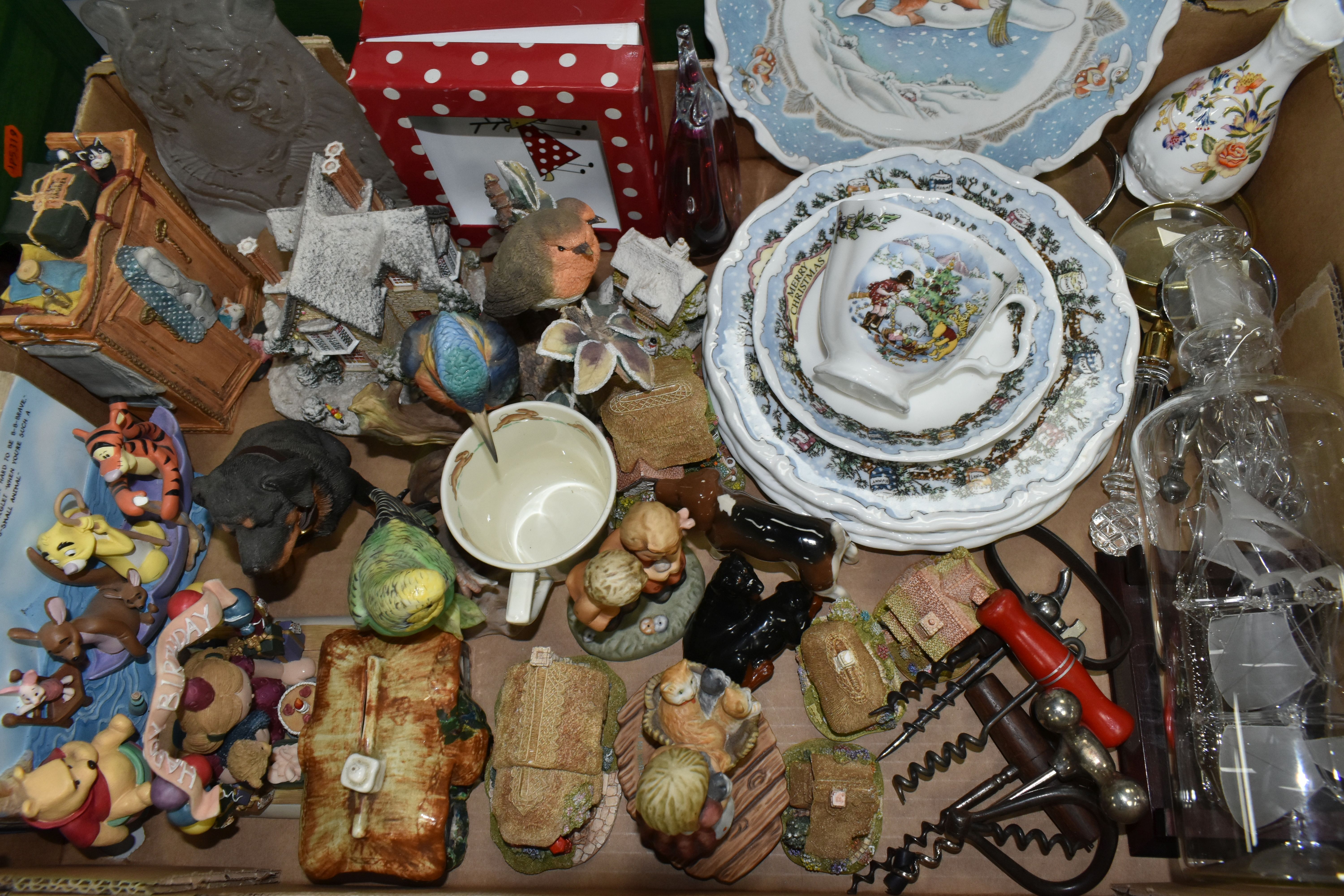 FOUR BOXES AND LOOSE CERAMICS, ORNAMENTS, GLASS WARE, PICNIC SET AND SUNDRY ITEMS, to include six - Image 4 of 8
