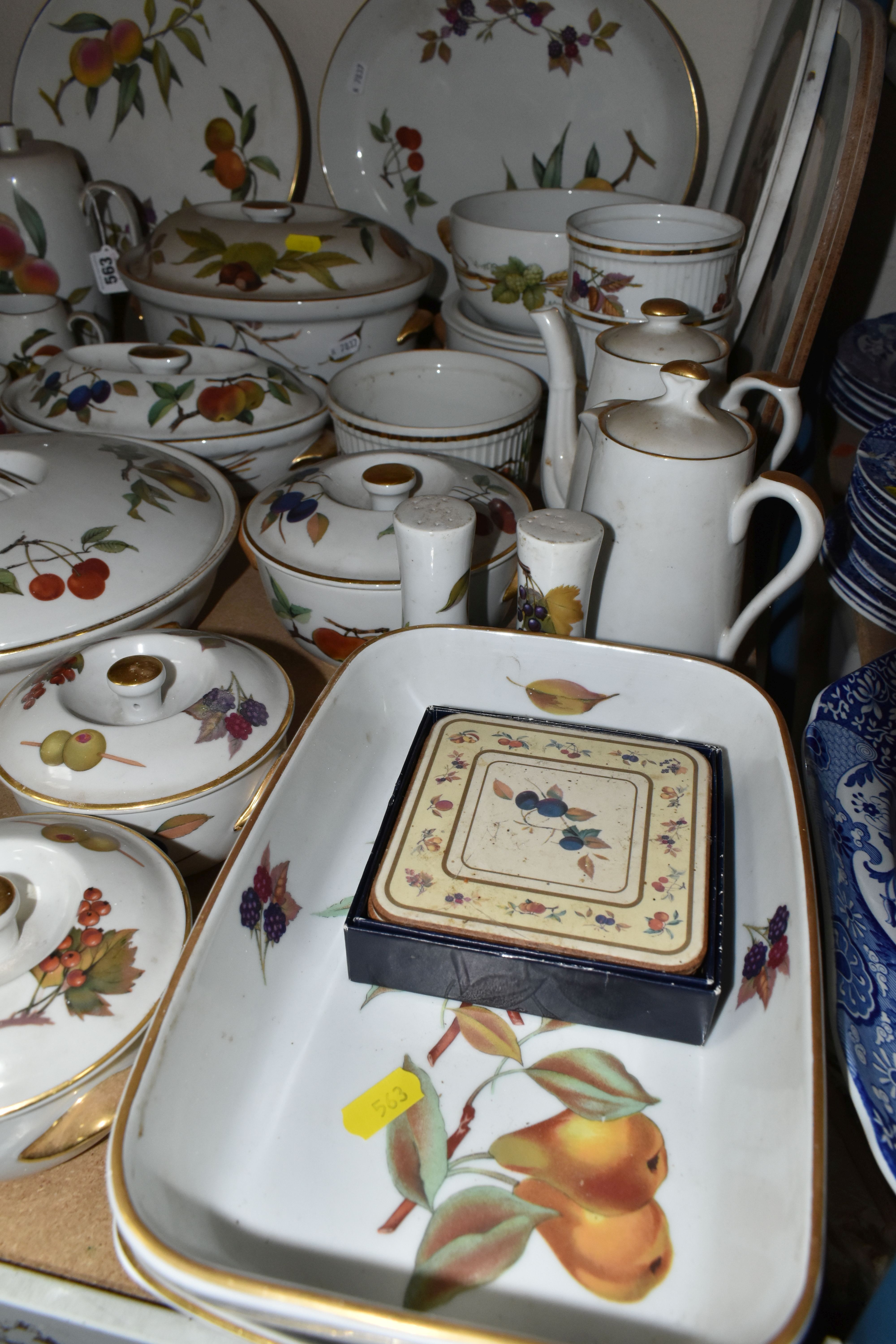 A LARGE QUANTITY OF ROYAL WORCESTER EVESHAM DINING WARE, including serving dishes, plates, - Image 2 of 7