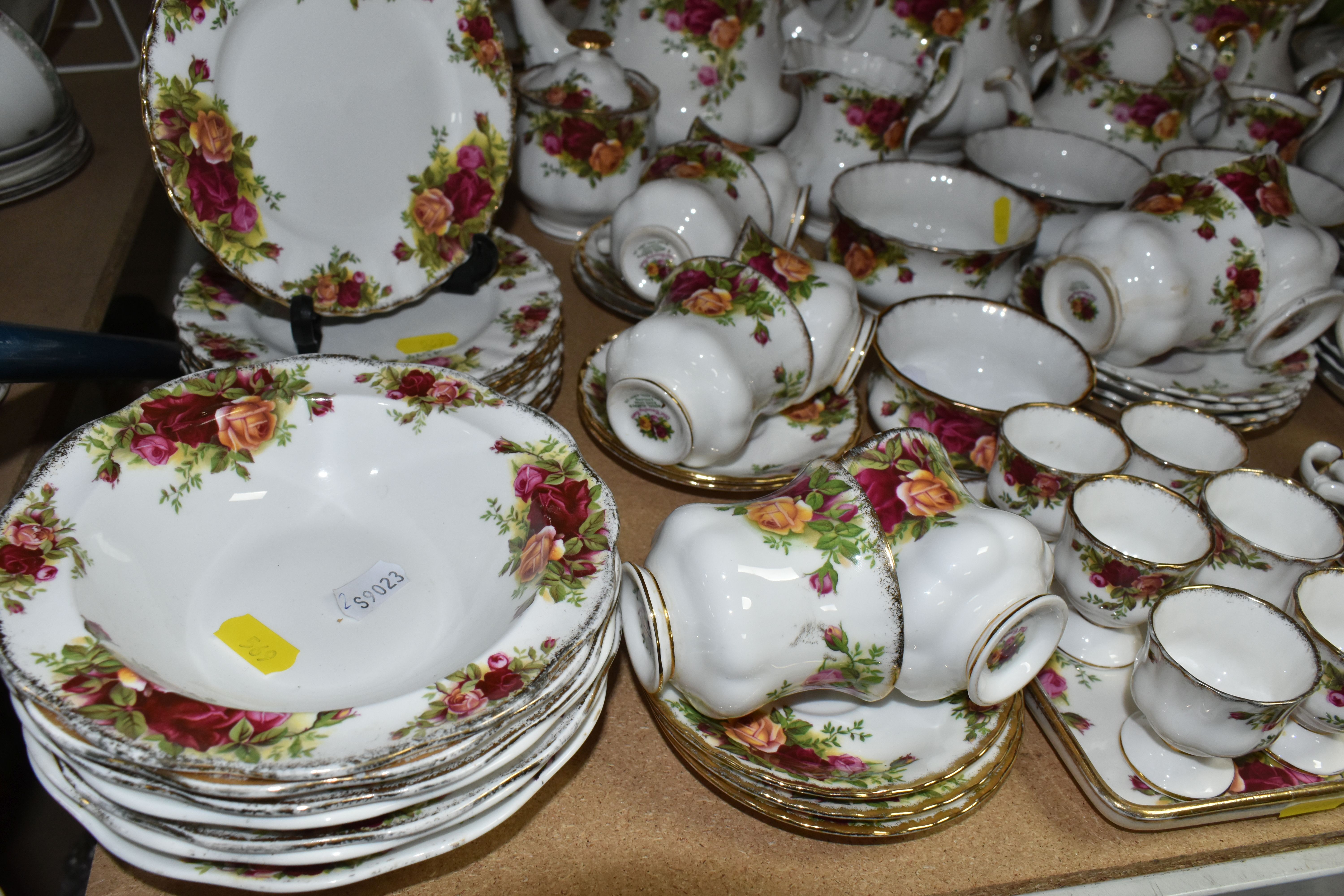 A NINETY SIX PIECE ROYAL ALBERT 'OLD COUNTRY ROSES' DINNER SERVICE, comprising three large - Image 4 of 8