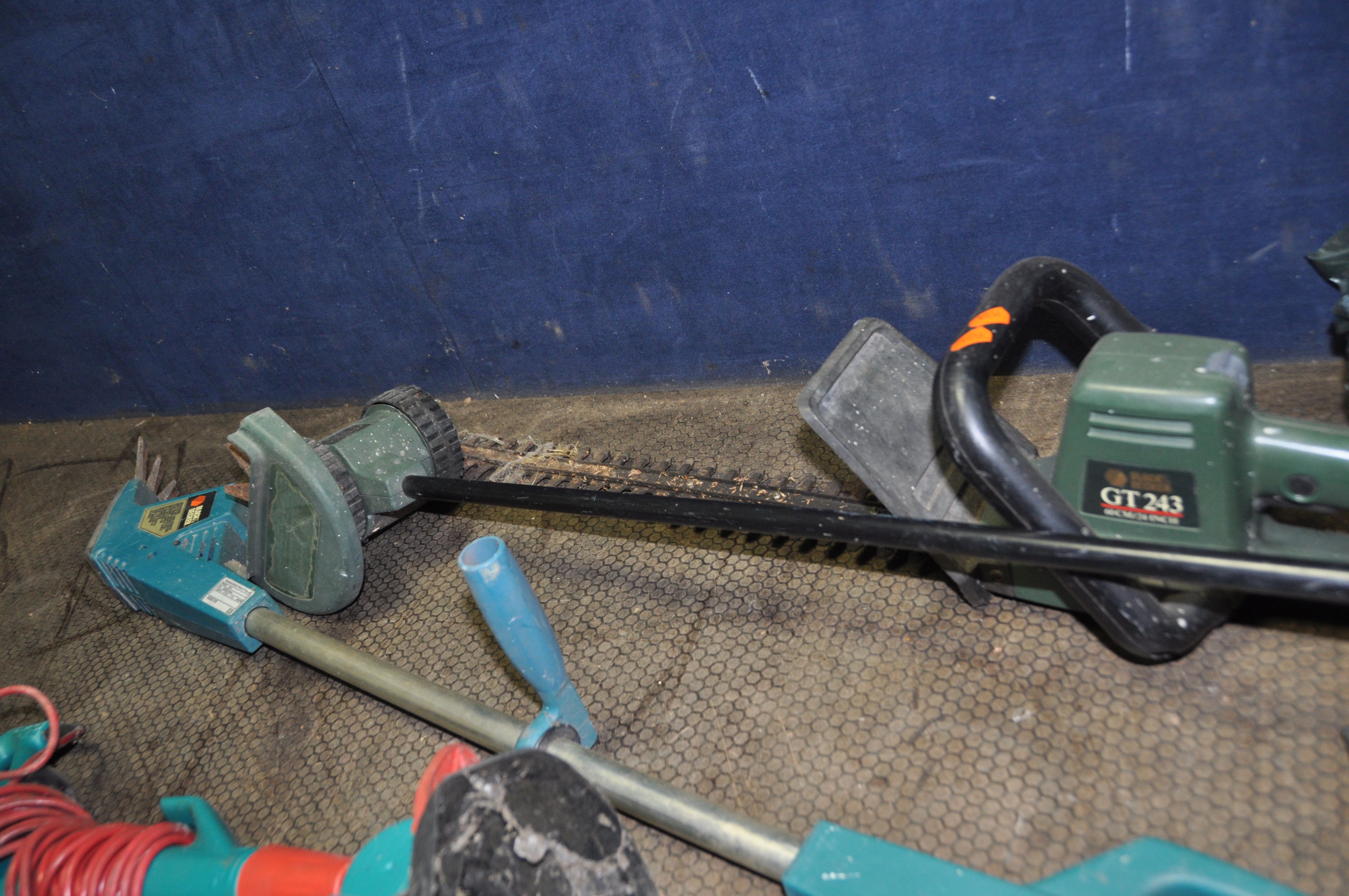 A BOSCH COMBI TRIM STRIMMER (PAT pass and working), vintage Black and Decker lawn edger, trimmer and - Image 3 of 3