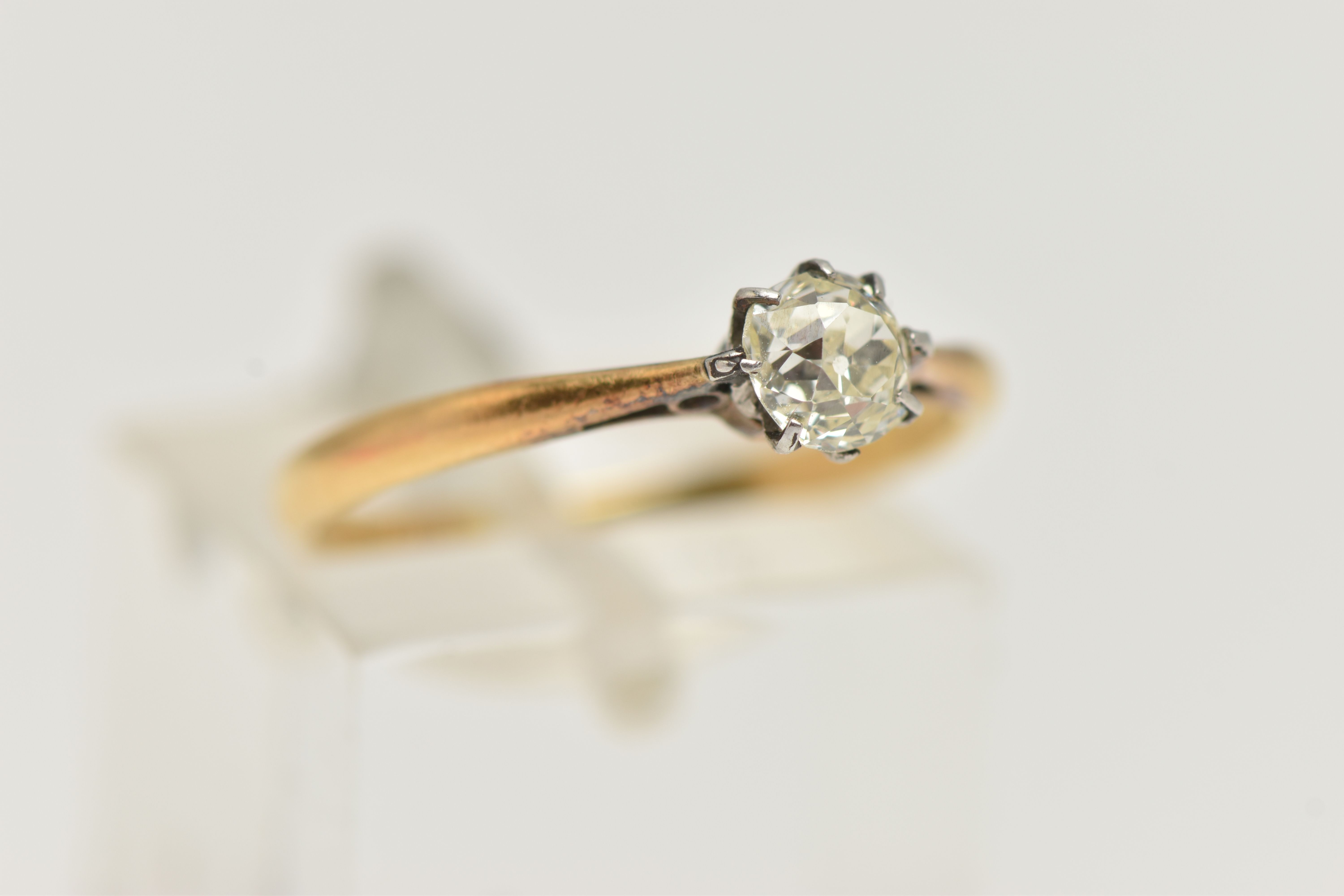 A YELLOW METAL SINGLE STONE DIAMOND RING, old cut diamond, measuring approximately 4.7mm x 4.6 x 3. - Image 4 of 4