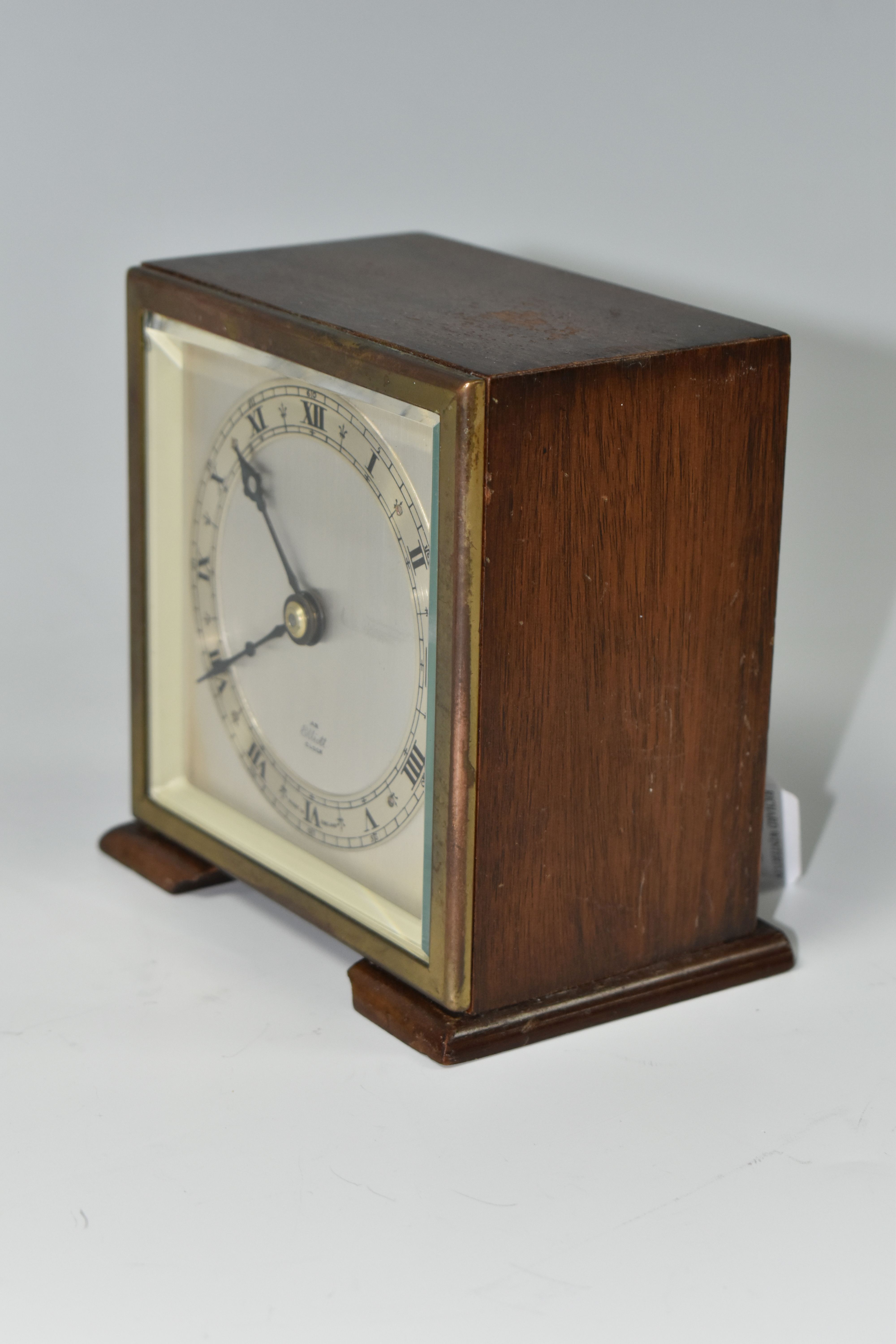 A SMALL ELLIOTT MANTEL CLOCK, the case square in form, raised on two tapering feet, the dial - Image 4 of 6