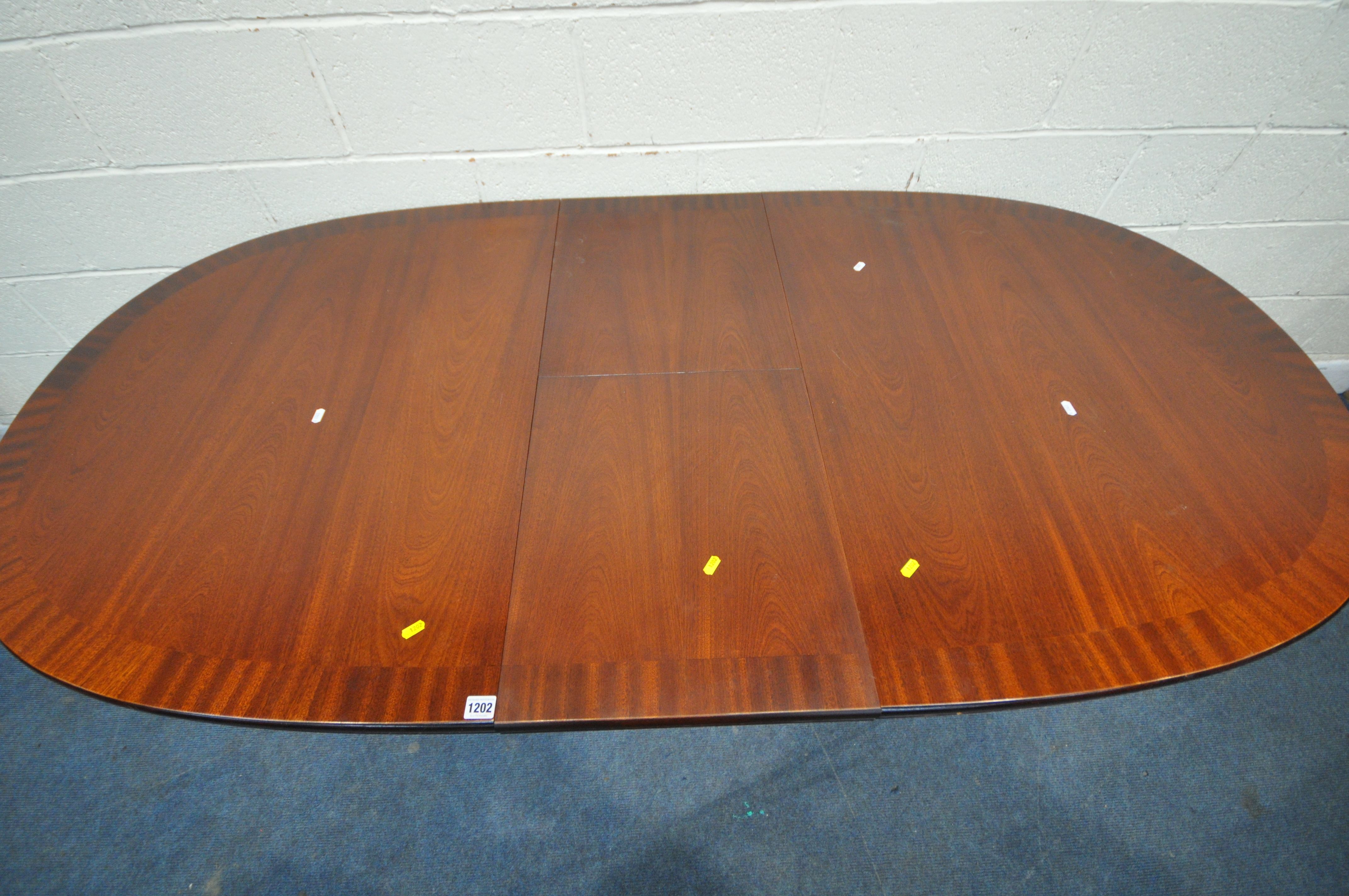 WILLIAM LAWRENCE, A LATE 20TH CENTURY MAHOGANY OVAL EXTENDING DINING TABLE, with a single fold out - Image 4 of 6