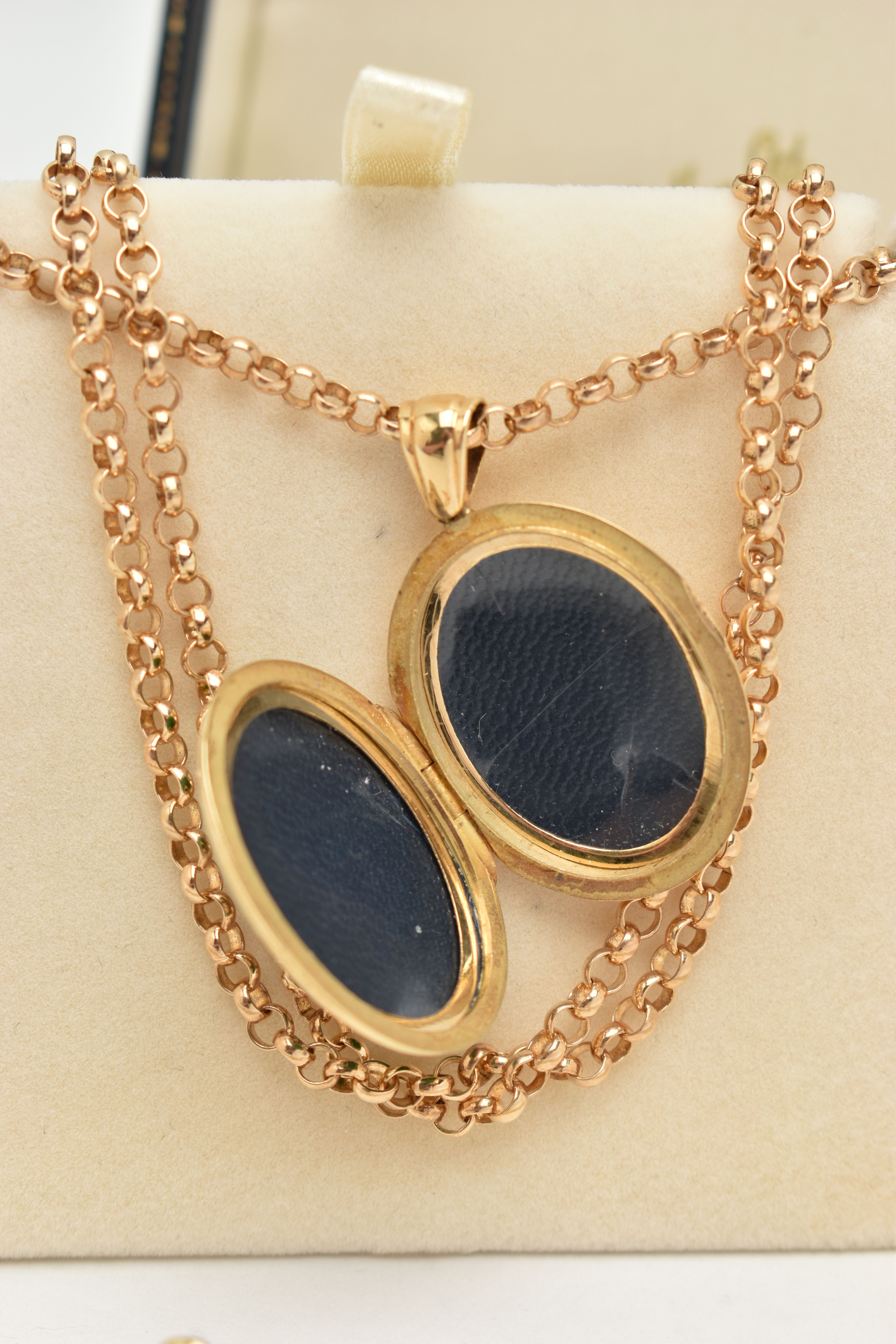 AN 18CT GOLD DIAMOND AND ENAMEL LOCKET, the oval locket with green enamel front, a quatrefoil design - Image 4 of 5