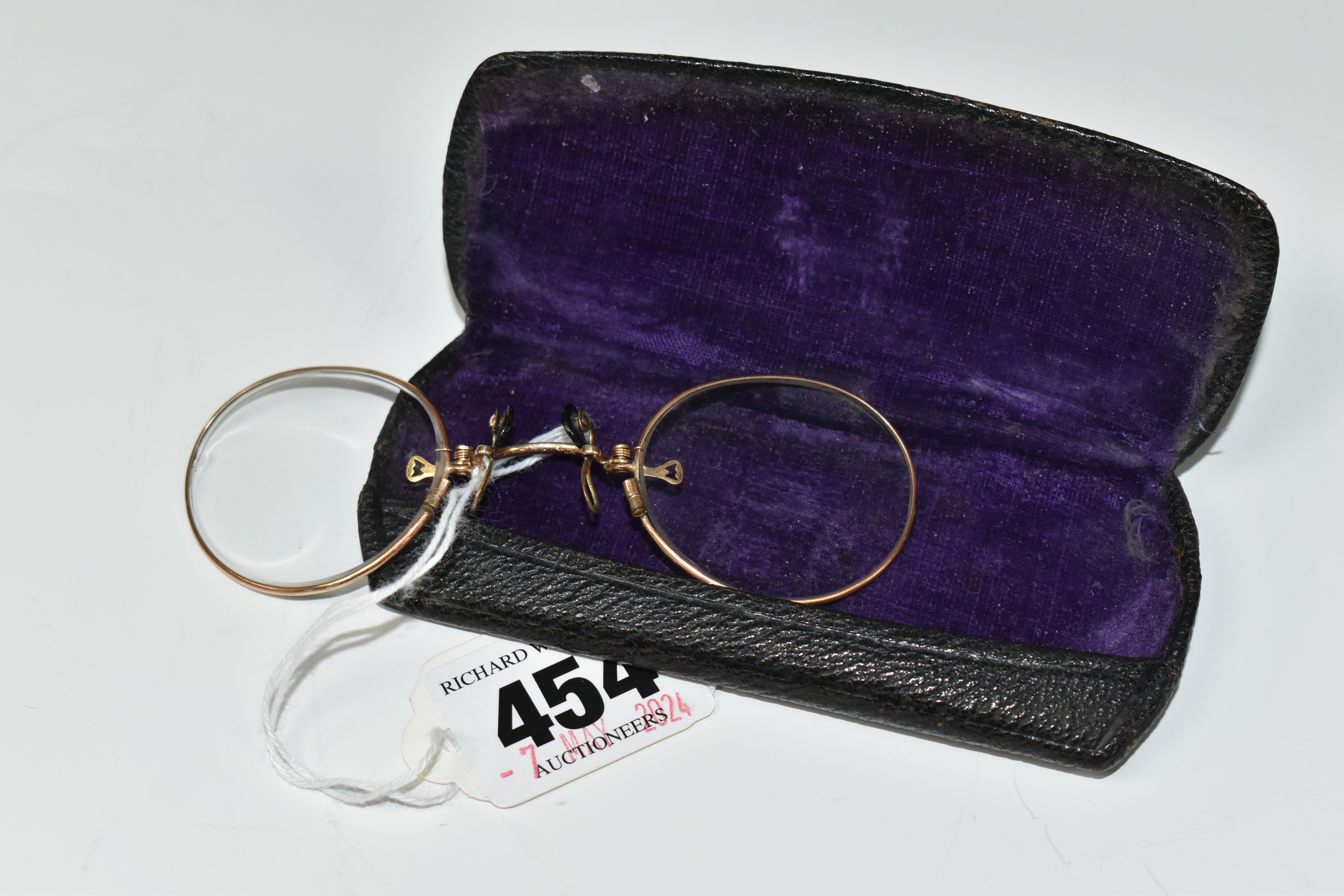 A PAIR OF EARLY 20TH CENTURY YELLOW METAL SPECTACLE GLASSES WITH CASE, the spectacles with plain