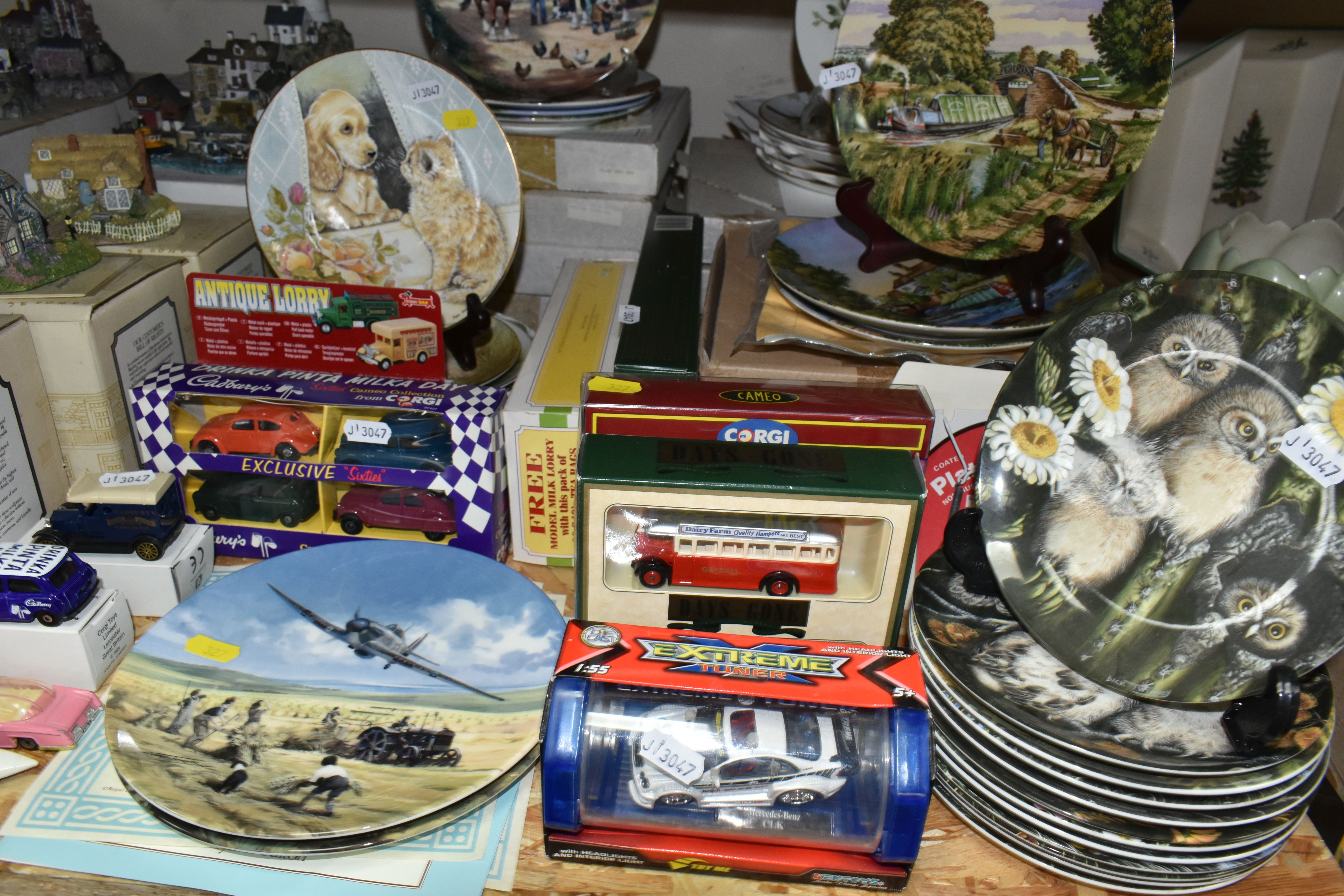 A GROUP OF BOXED COTTAGE SCULPTURES, COLLECTORS PLATES AND DIECAST VEHICLES, to include fourteen - Image 3 of 6