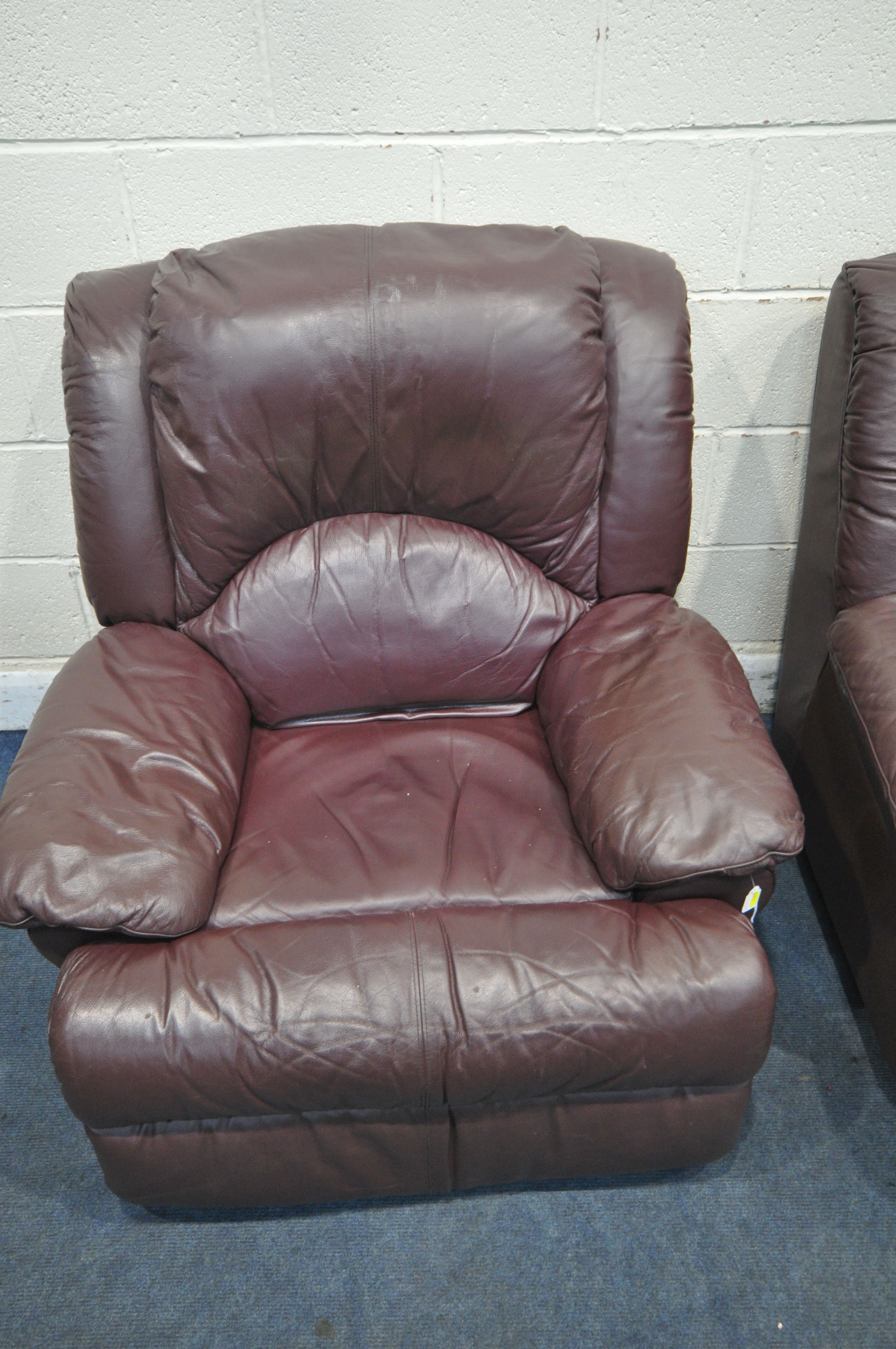 A PLUM LEATHER UPHOLSTERED THREE PIECE LOUNGE SUITE, comprising a three seater sofa, length 203cm - Image 3 of 4