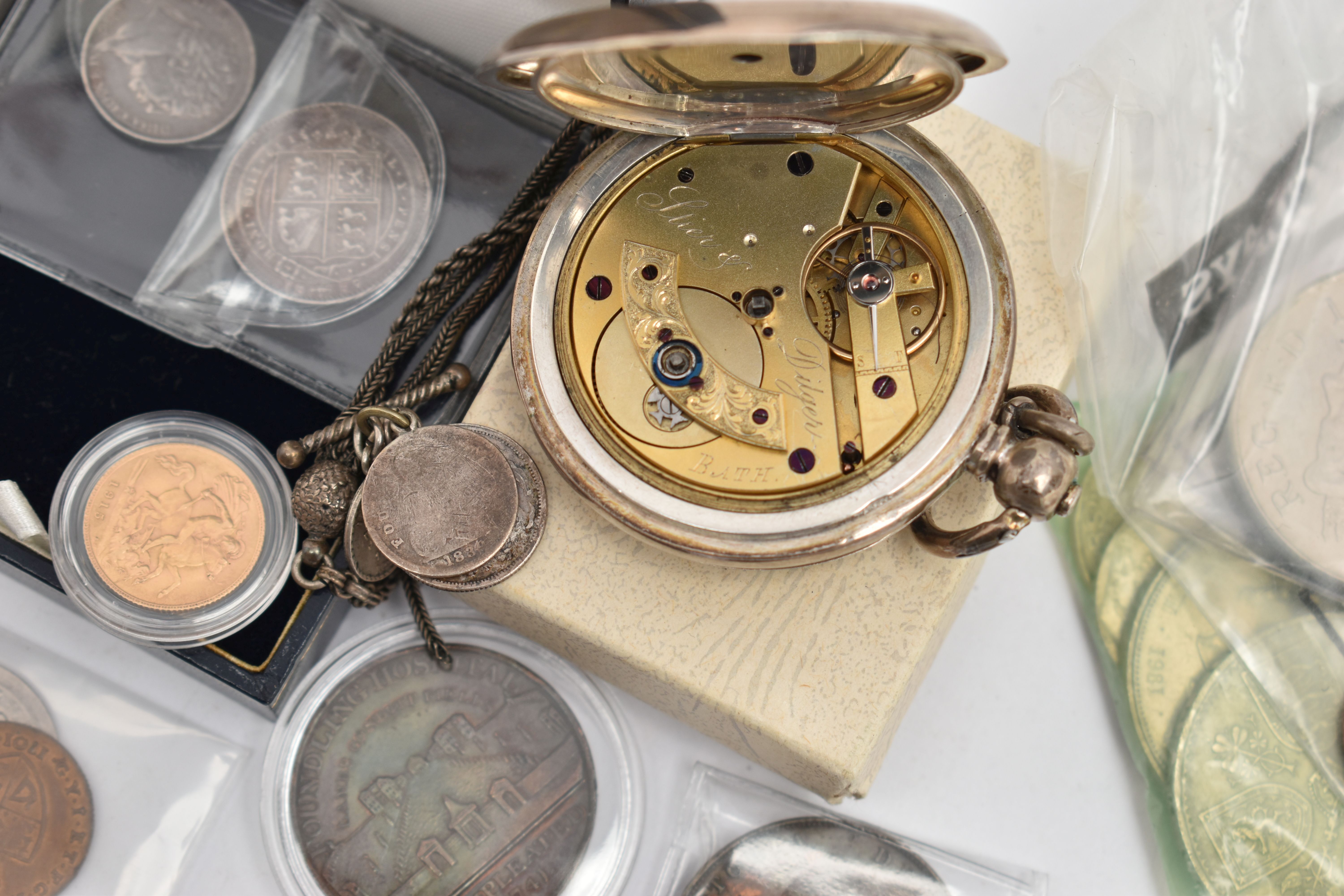 A 1915 GOLD HALF SOVEREIGN COIN GEORGE V, 3.99 gram, 19mm diameter, 916 fine, together with an - Image 5 of 5