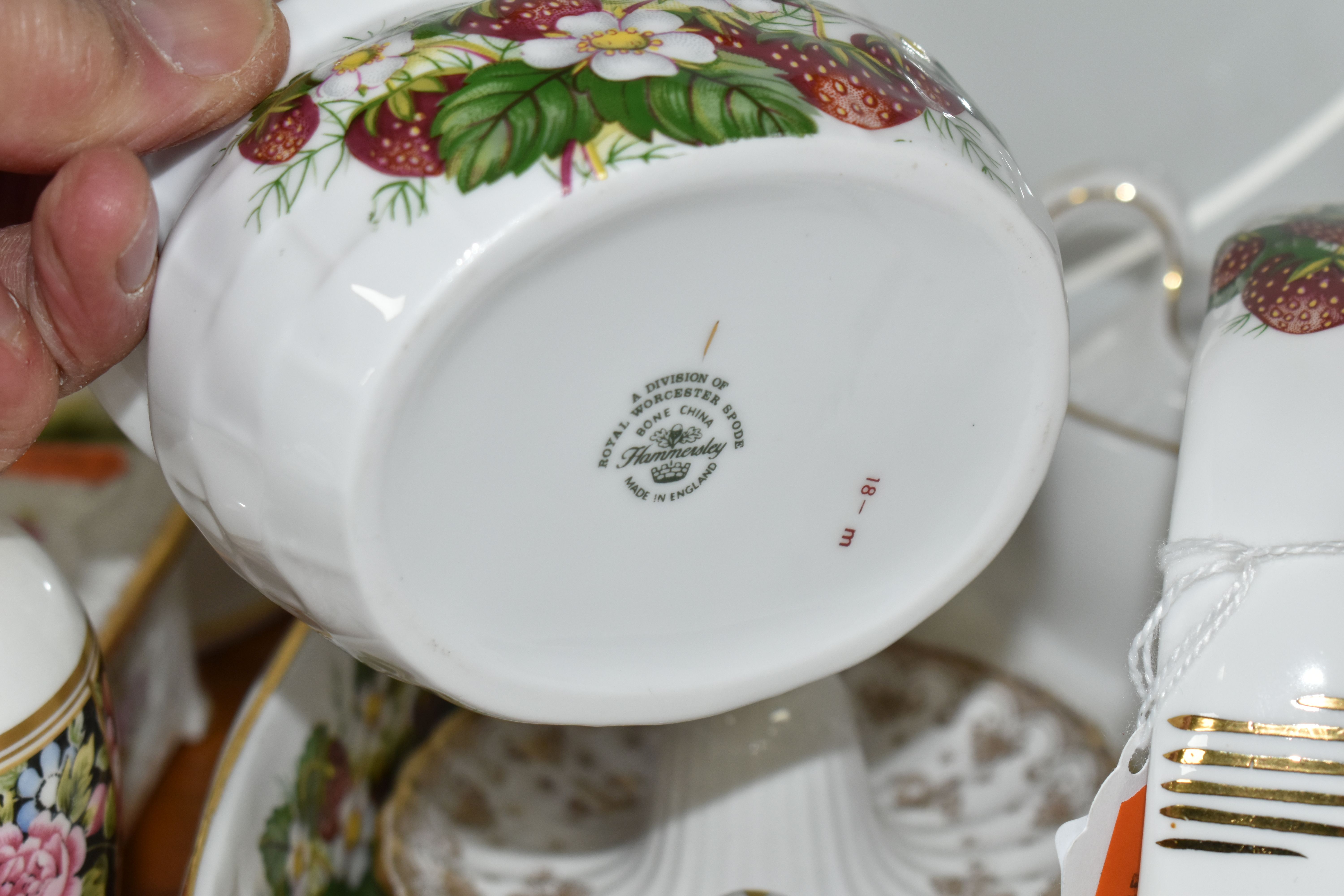 A GROUP OF NAMED CERAMICS, comprising a Hammersley strawberry set, a Spode 'Fleur De Lys Gold' - Image 9 of 11